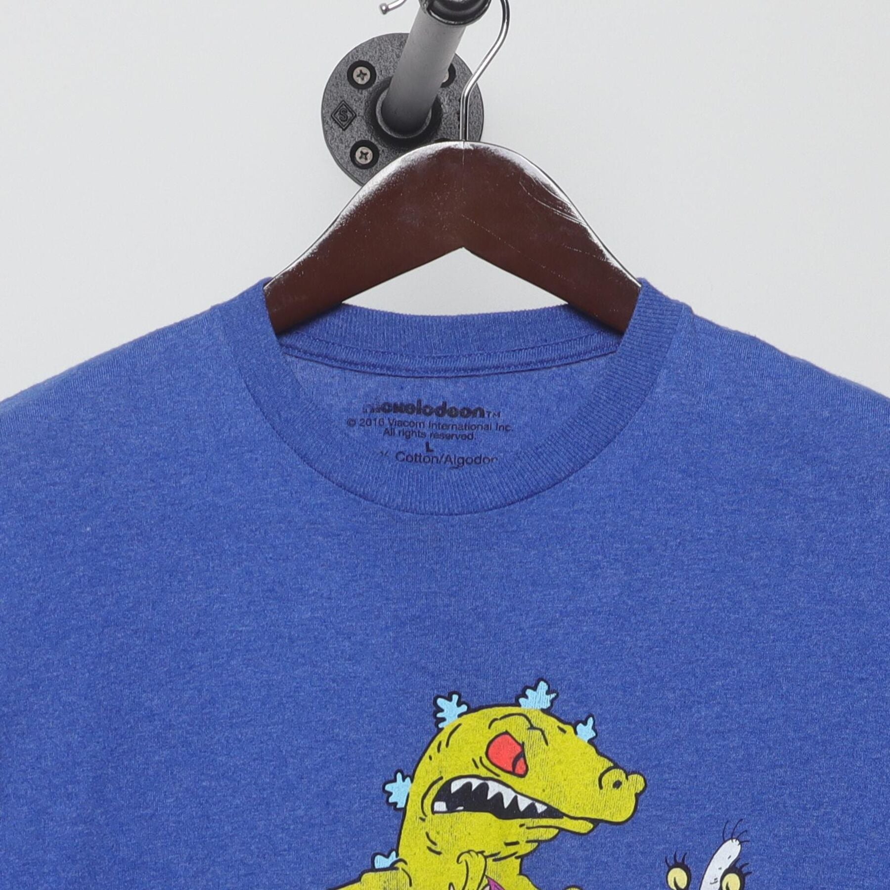 Close-up of the collar and tag on the Vintage Y2K Nickelodeon "Nicktoons '90s Cast" T-Shirt - L