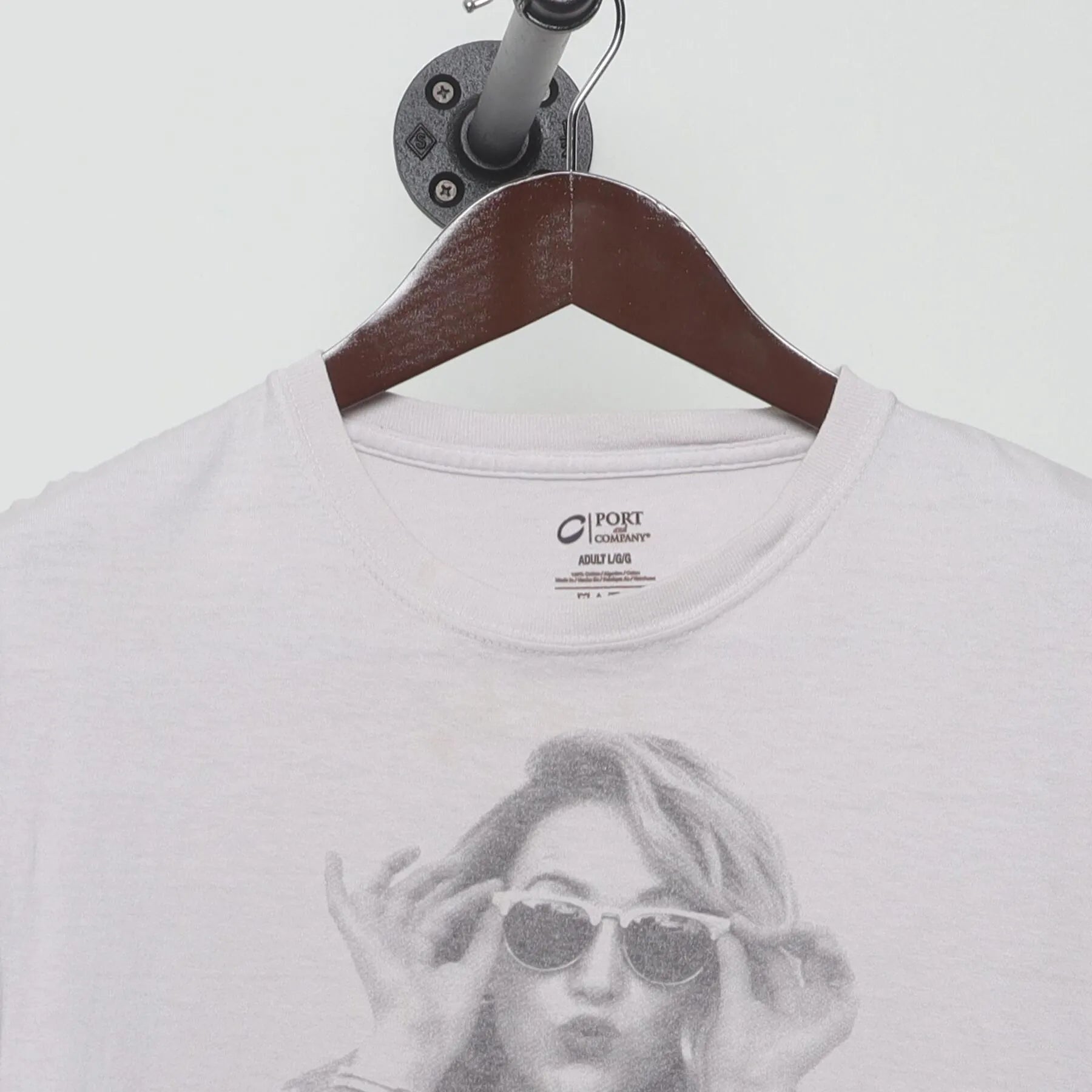 Close-up of the collar and tag on the Vintage Y2K Britt Nicole "Pop Star Portrait" T-Shirt - M