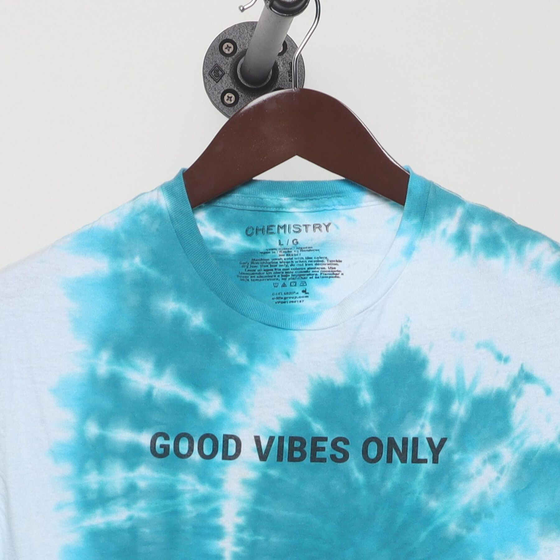 Close-up of the collar and tag on the Vintage Y2K Chemistry L.A. "Good Vibes Only" T-Shirt - M