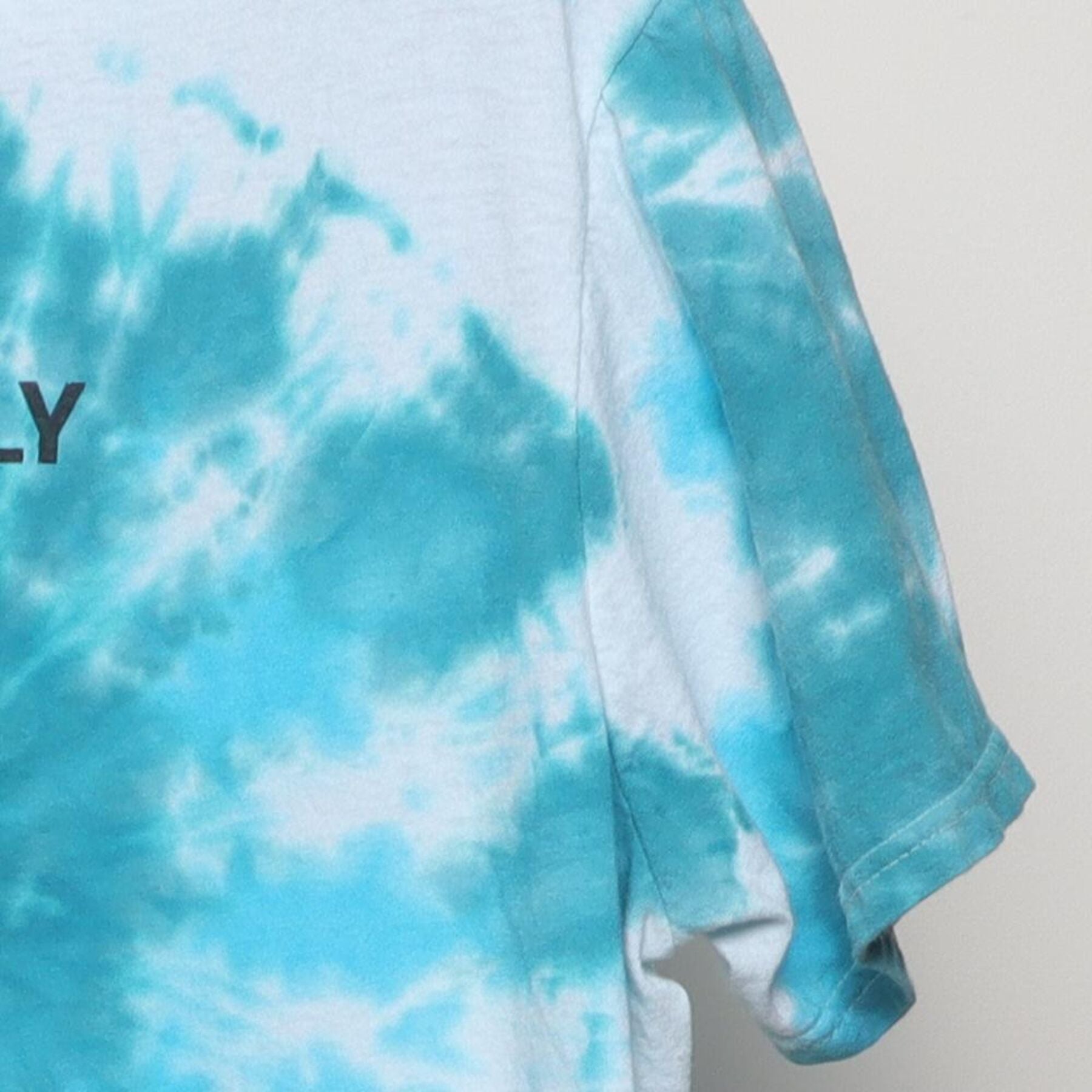 Close-up of the Right sleeve on the Vintage Y2K Chemistry L.A. "Good Vibes Only" T-Shirt - M
