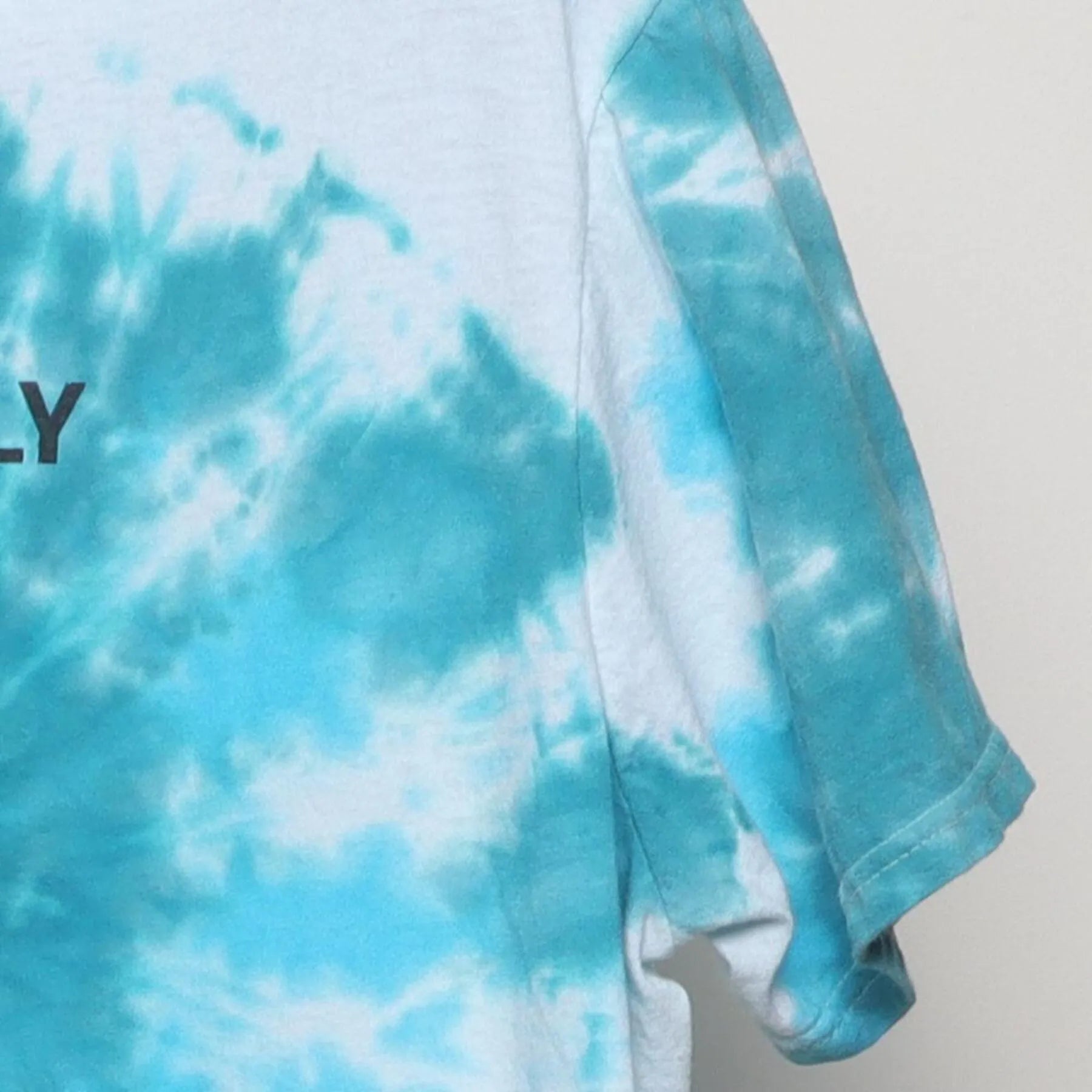 Close-up of the Right sleeve on the Vintage Y2K Chemistry L.A. "Good Vibes Only" T-Shirt - M