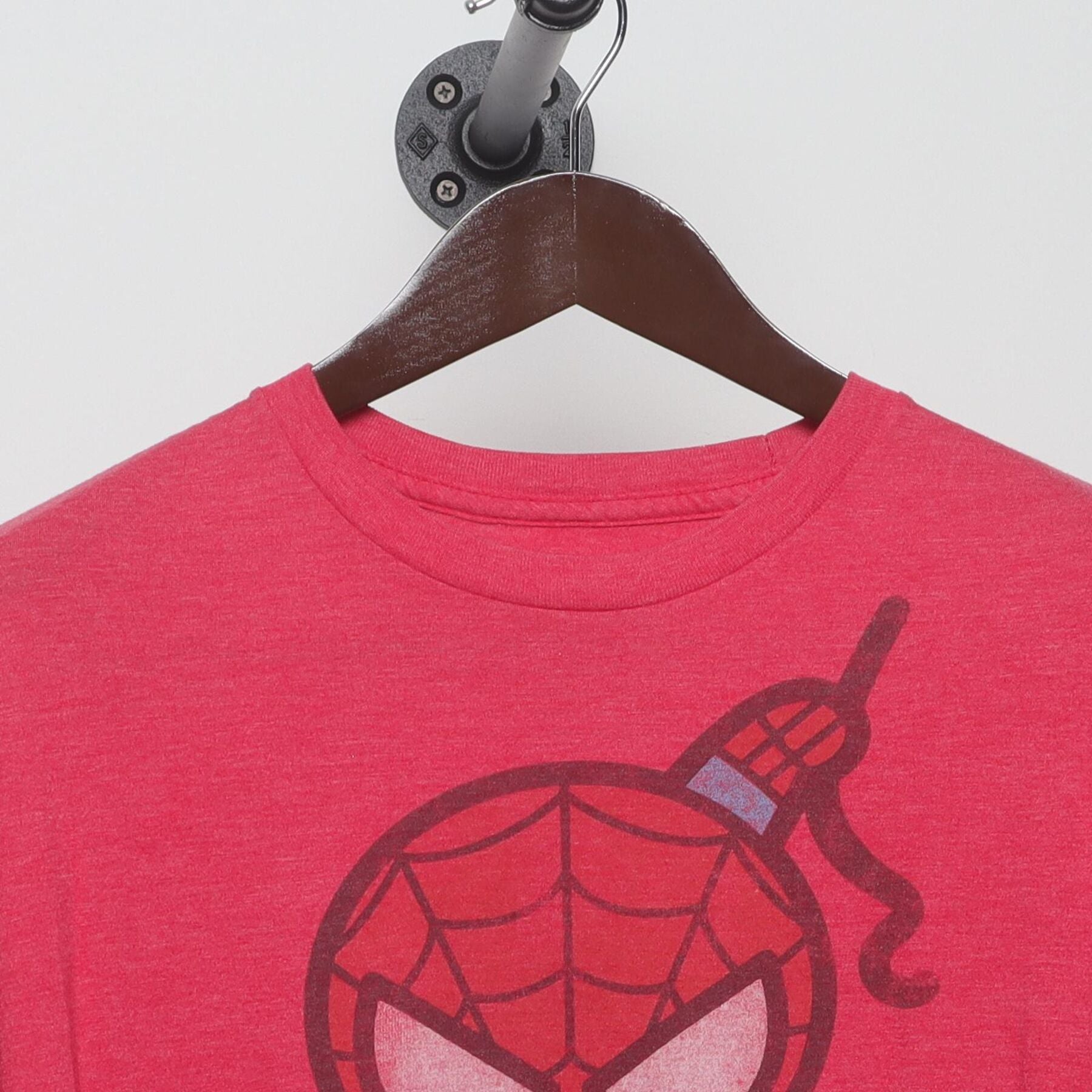 Close-up of the collar and tag on the Vintage 2010s Marvel "Chibi Spider-Man" T-Shirt - XL