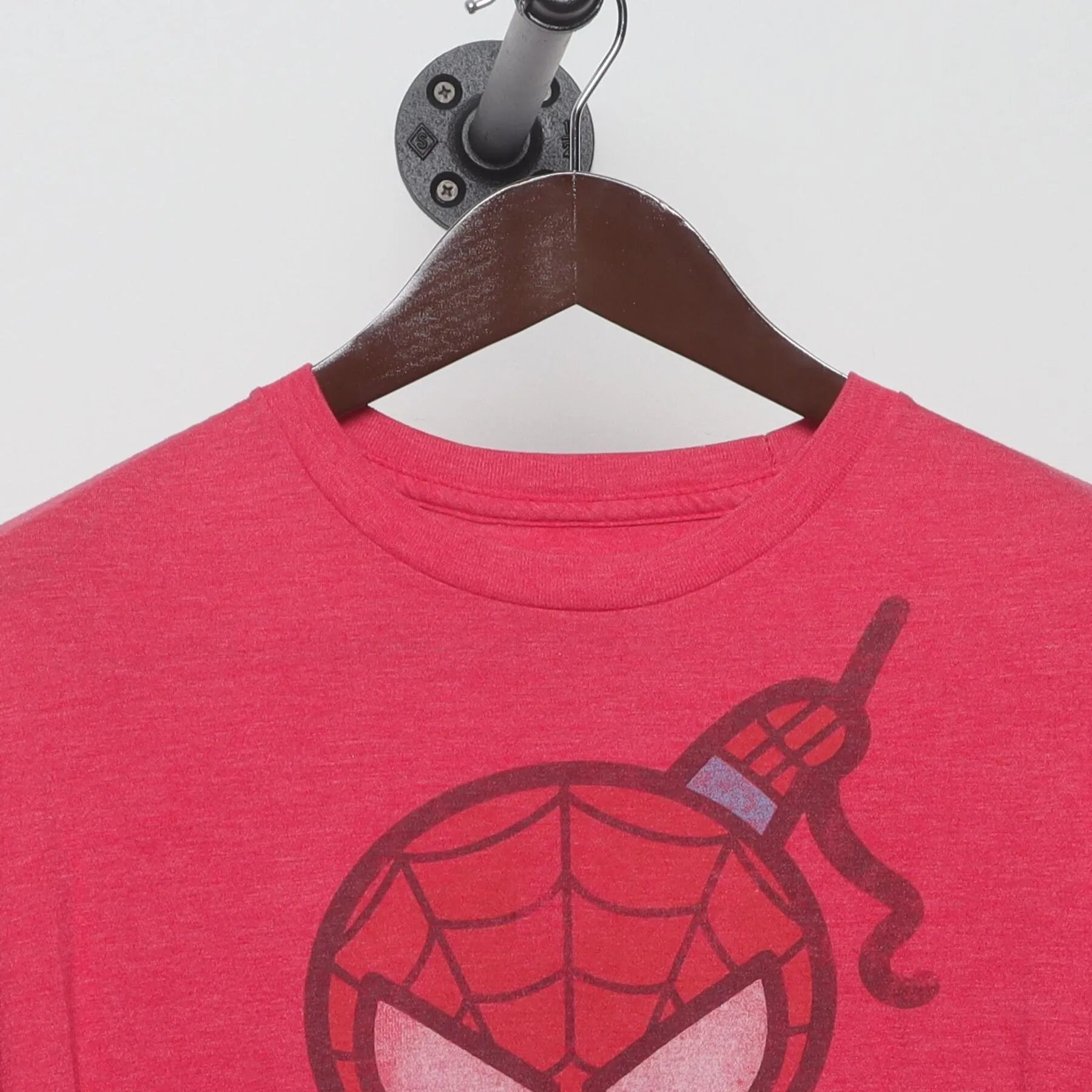 Close-up of the collar and tag on the Vintage 2010s Marvel "Chibi Spider-Man" T-Shirt - XL