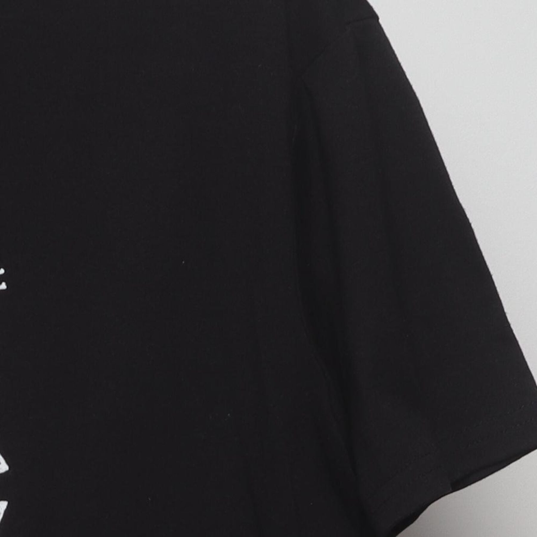 Close-up of the Right sleeve on the Vintage 1980s Def Leppard "Shattered Leopard" T-Shirt - M