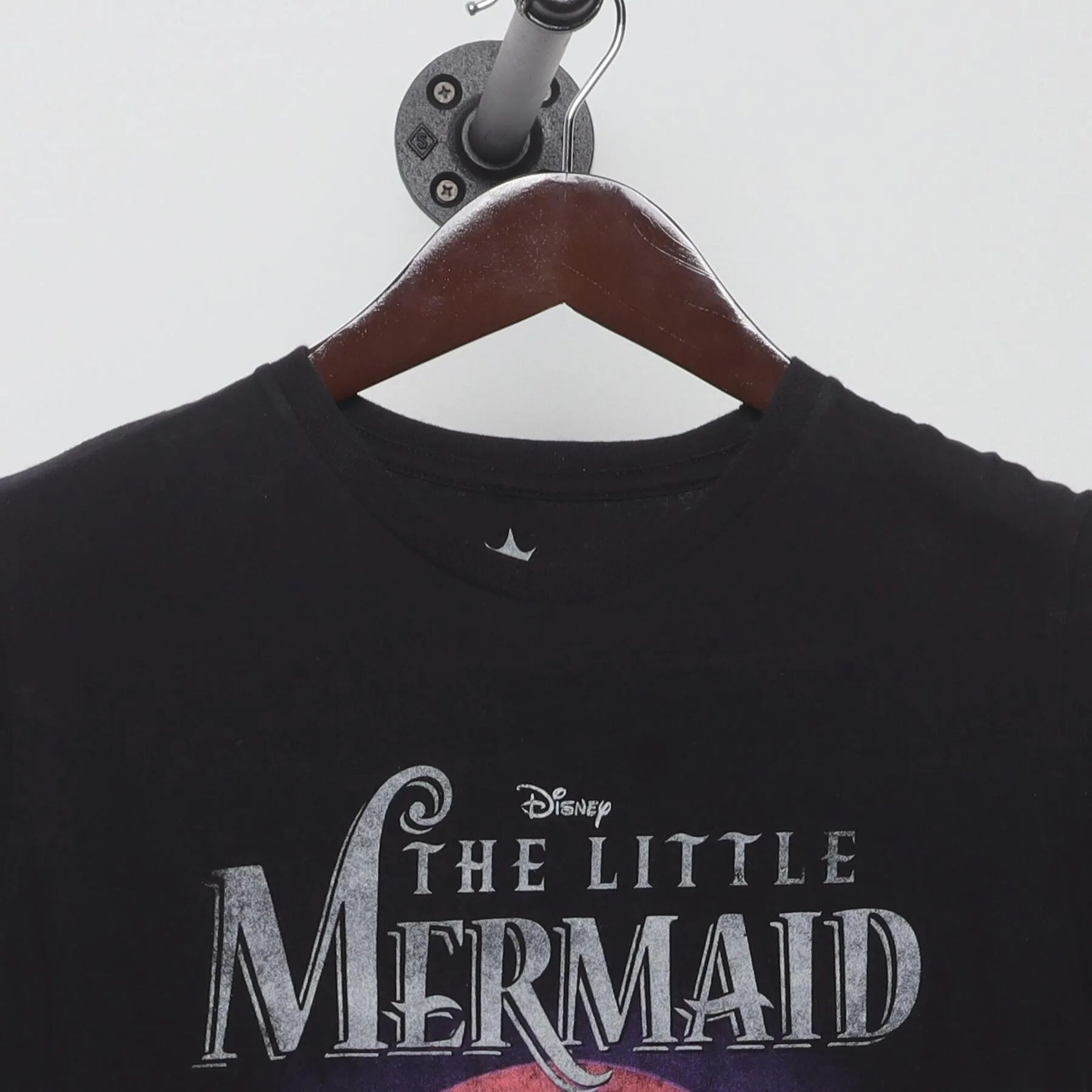 Close-up of the collar and tag on the Vintage Y2K Disney "The Little Mermaid Silhouette" T-Shirt - XS