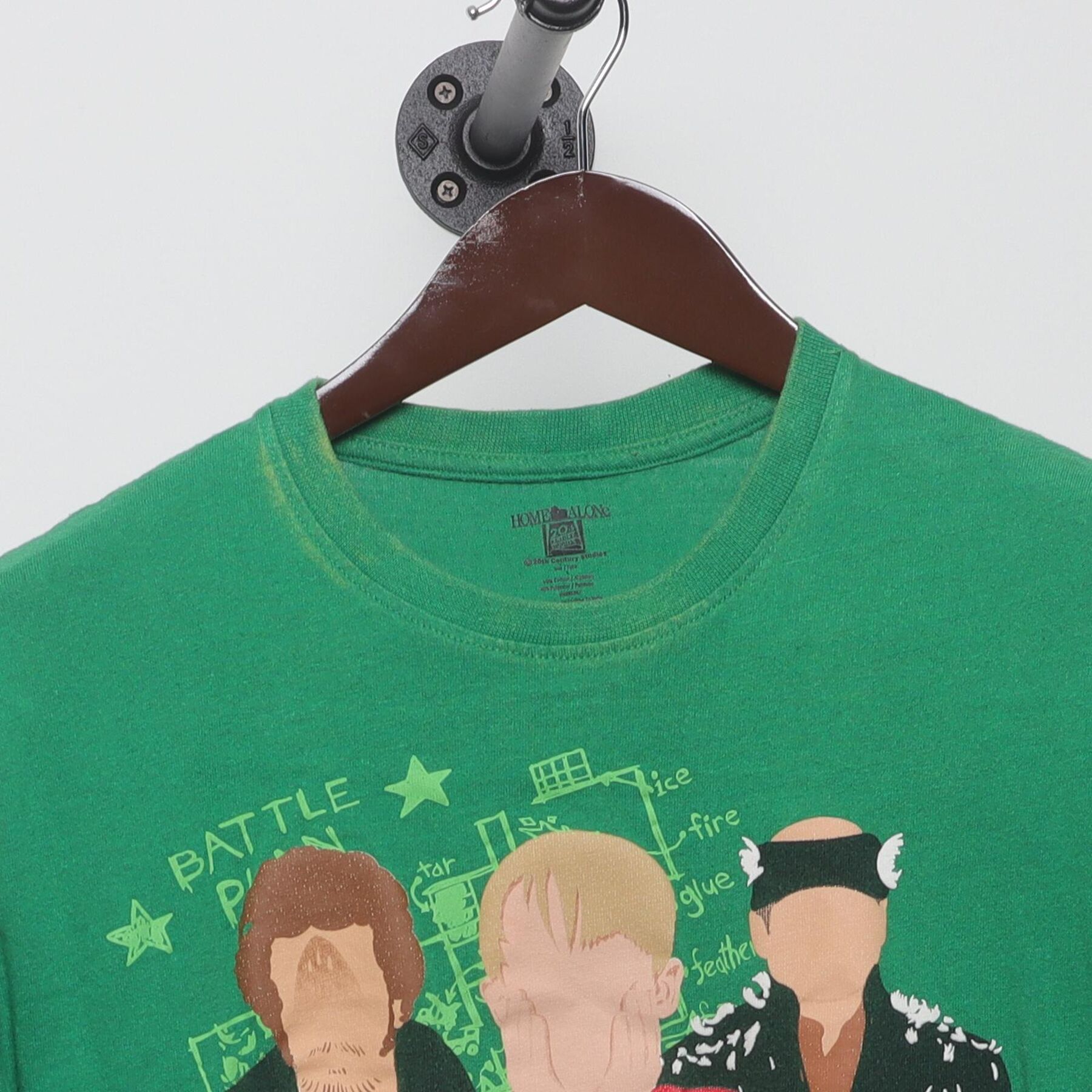 Close-up of the collar and tag on the Vintage Y2K Home Alone "Battle Plan" T-Shirt - S