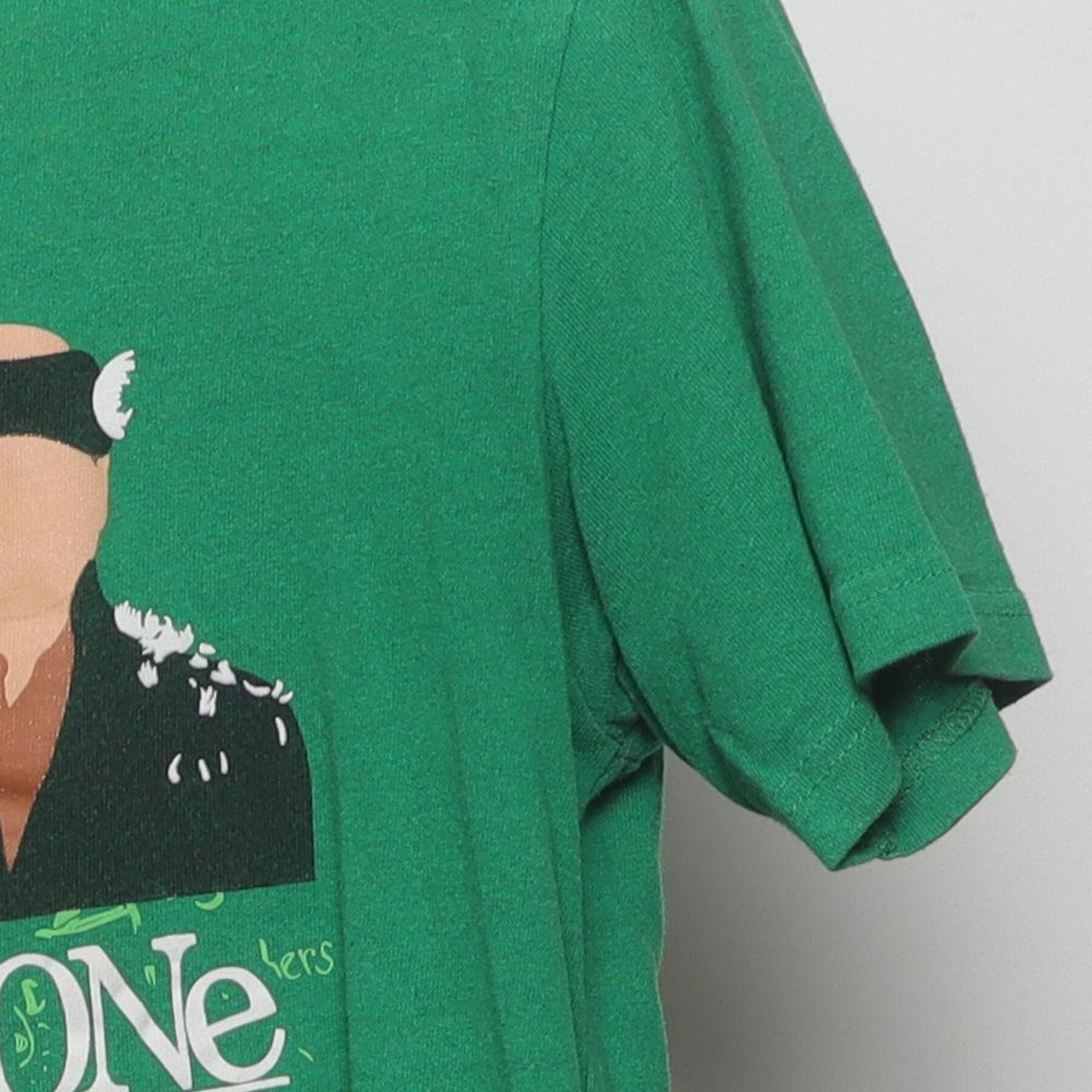 Close-up of the Right sleeve on the Vintage Y2K Home Alone "Battle Plan" T-Shirt - S