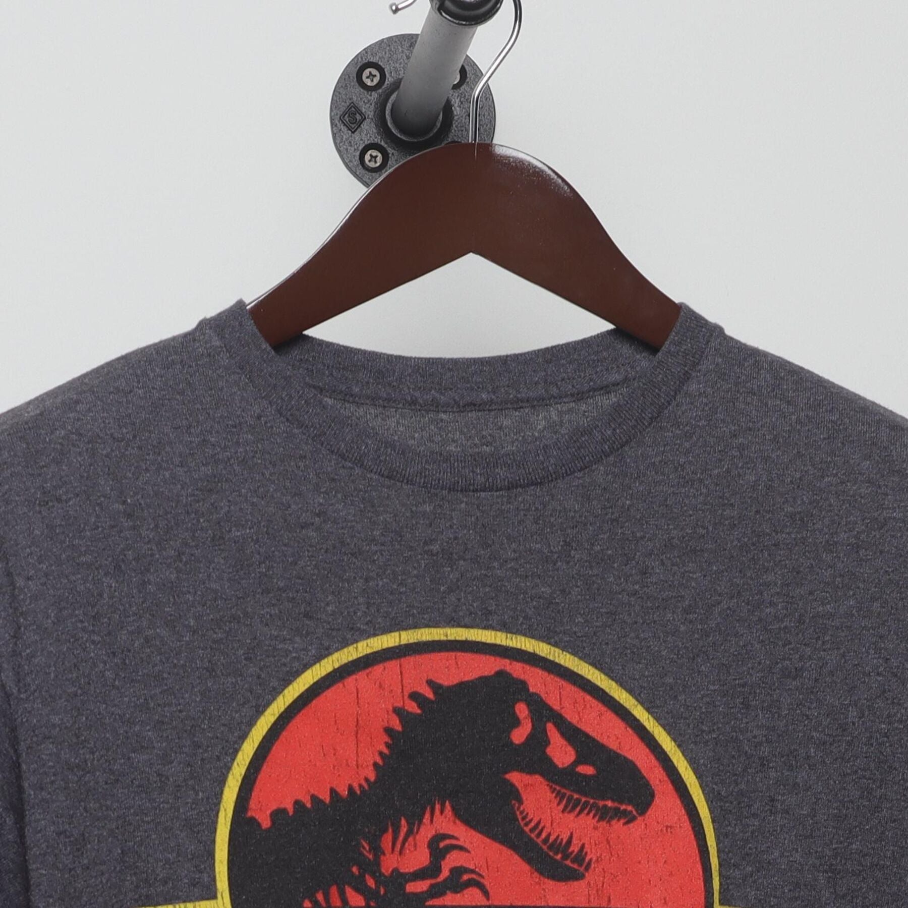 Close-up of the collar and tag on the Vintage Y2K Jurassic Park "Classic Logo" T-Shirt - M