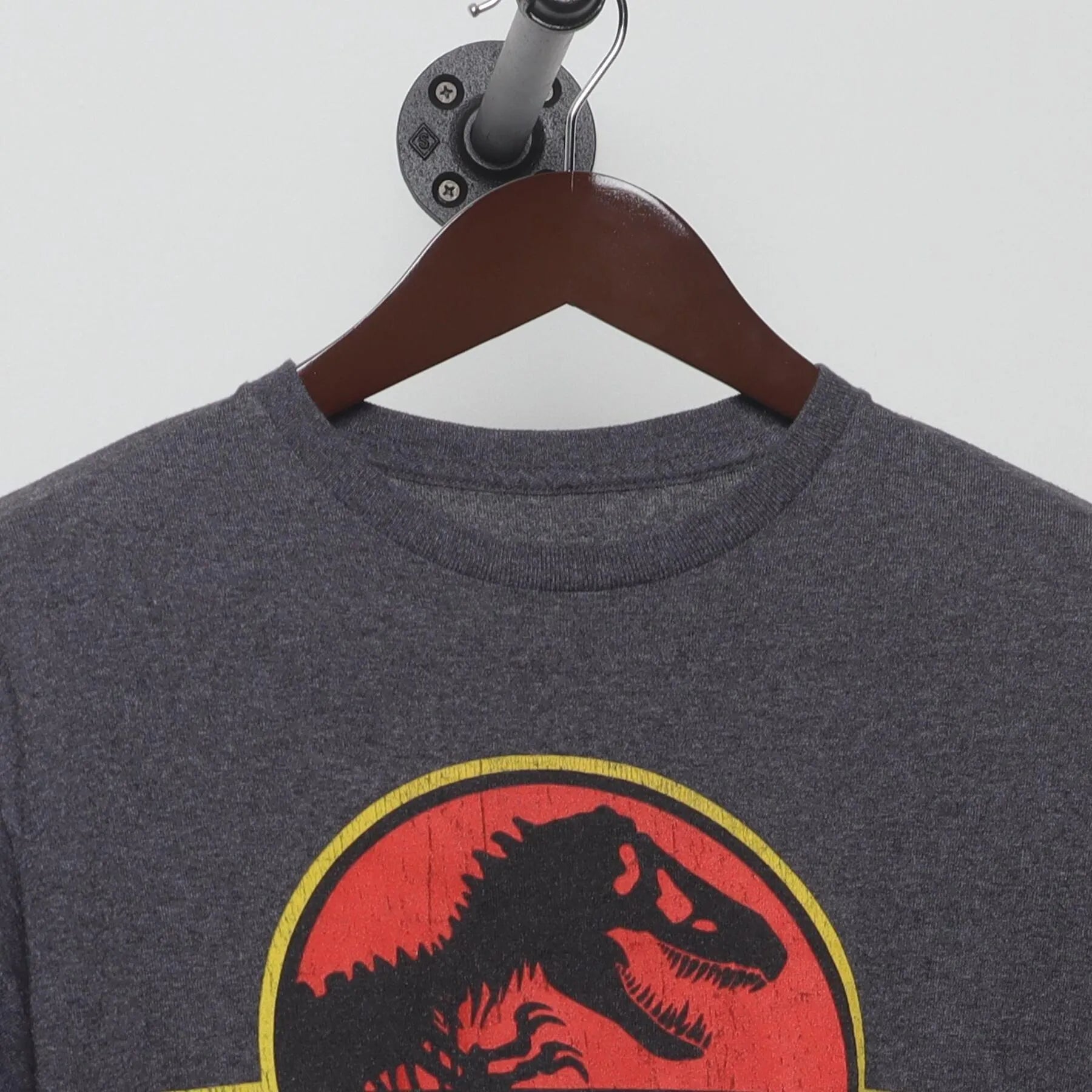 Close-up of the collar and tag on the Vintage Y2K Jurassic Park "Classic Logo" T-Shirt - M