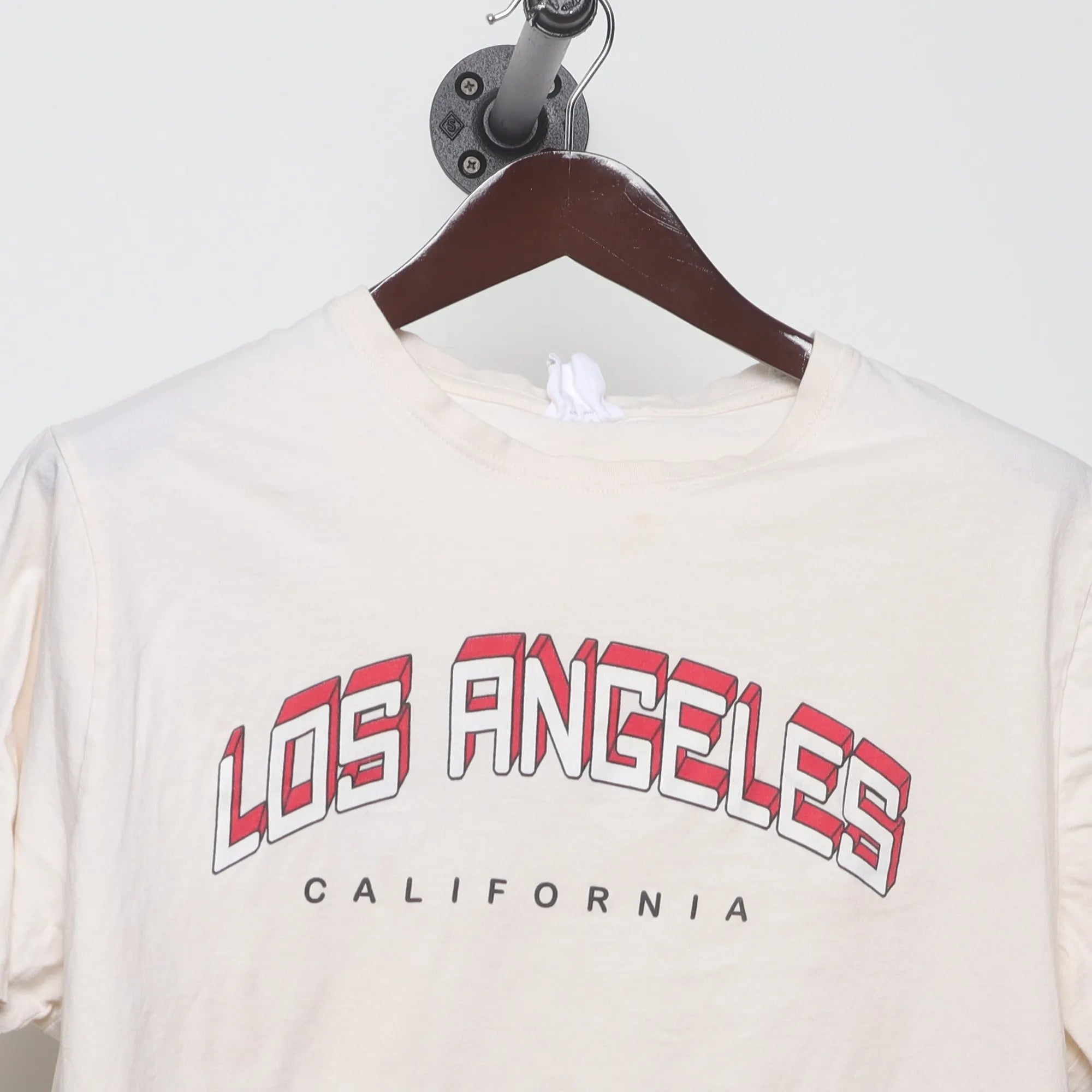 Close-up of the collar and tag on the Vintage-Style Los Angeles Graphic Souvenir T-Shirt L