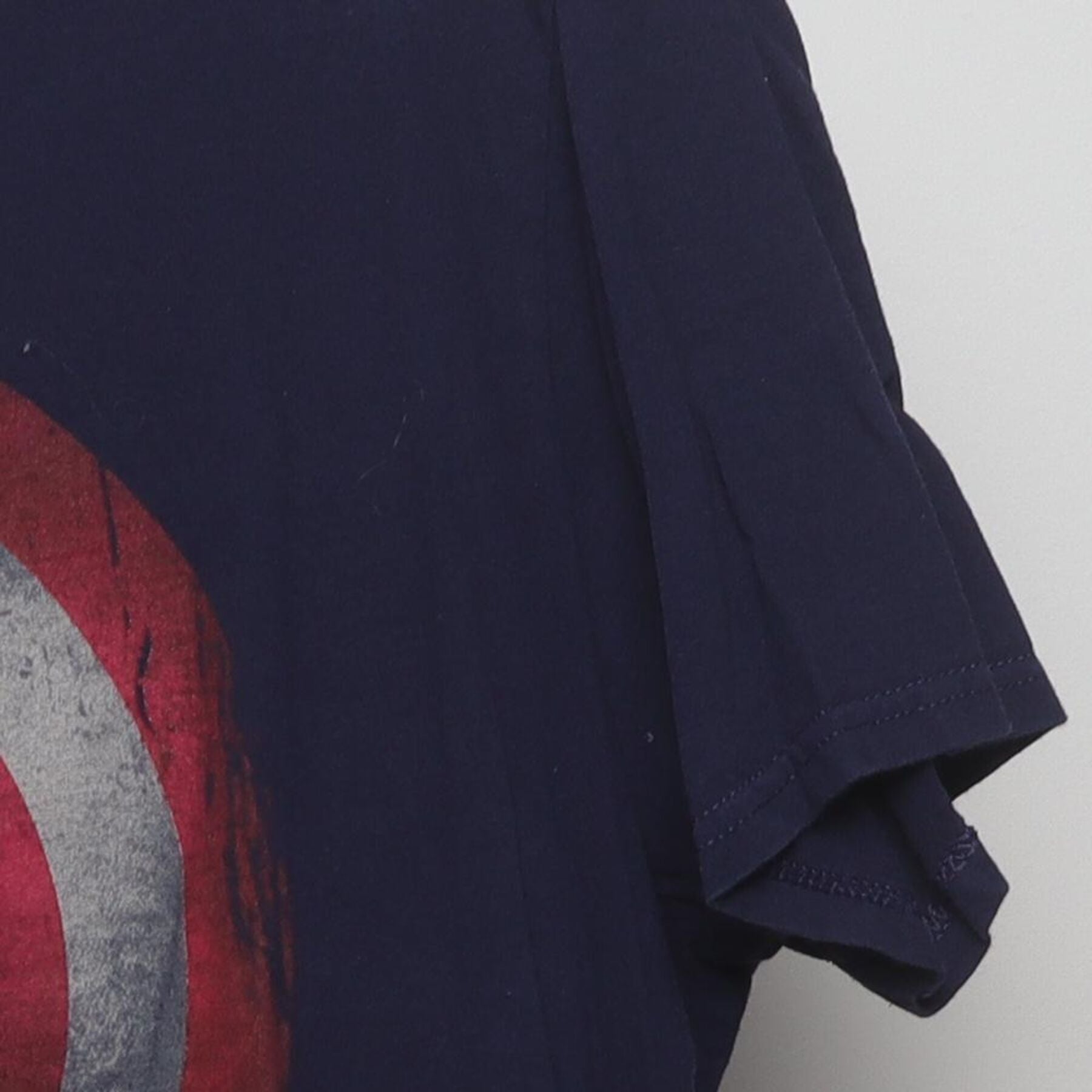 Close-up of the Right sleeve on the Vintage 2010s Marvel "Captain America Shield" T-Shirt - L