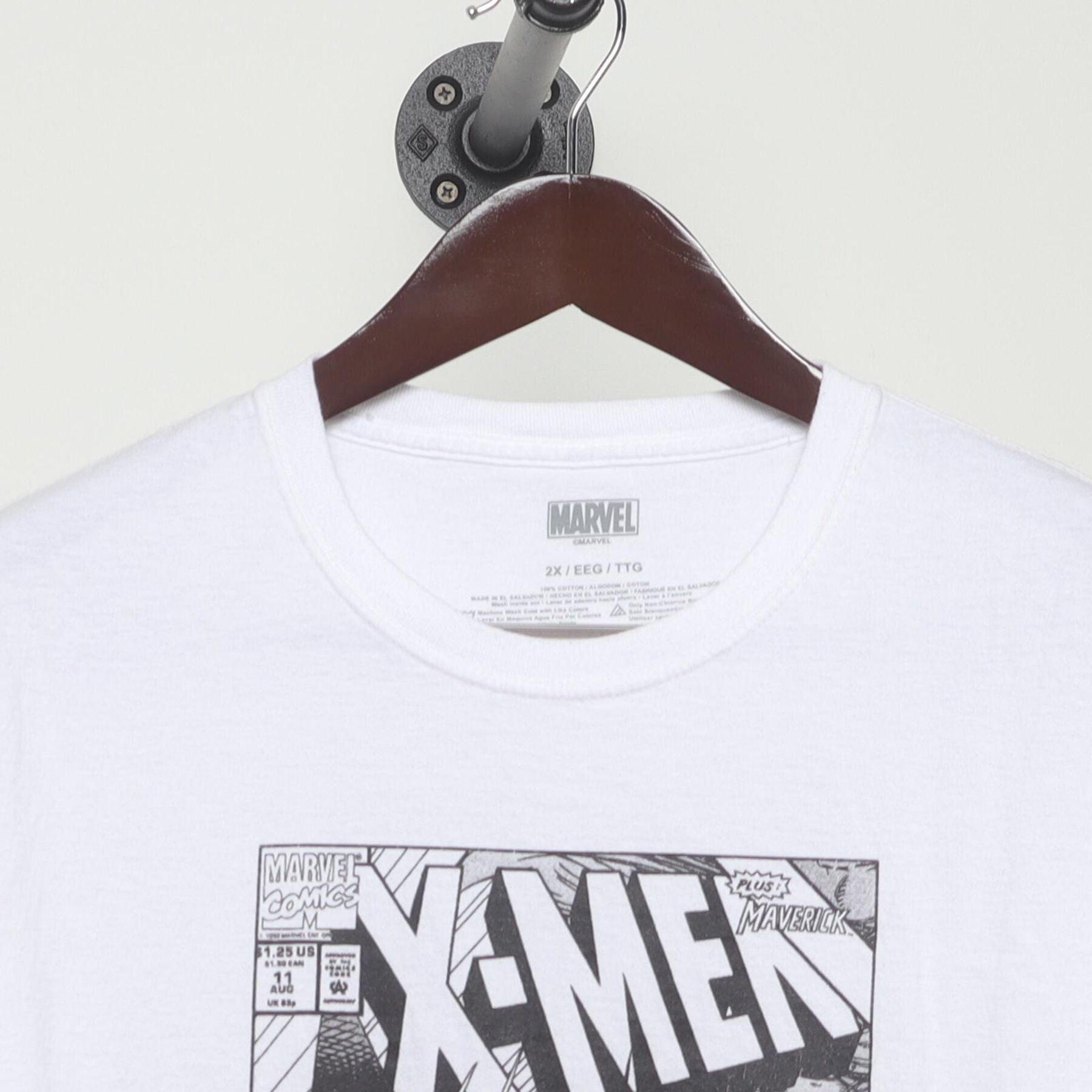 Close-up of the collar and tag on the Vintage 1980s Marvel Comics "X-Men #133 Comic Cover" T-Shirt - L