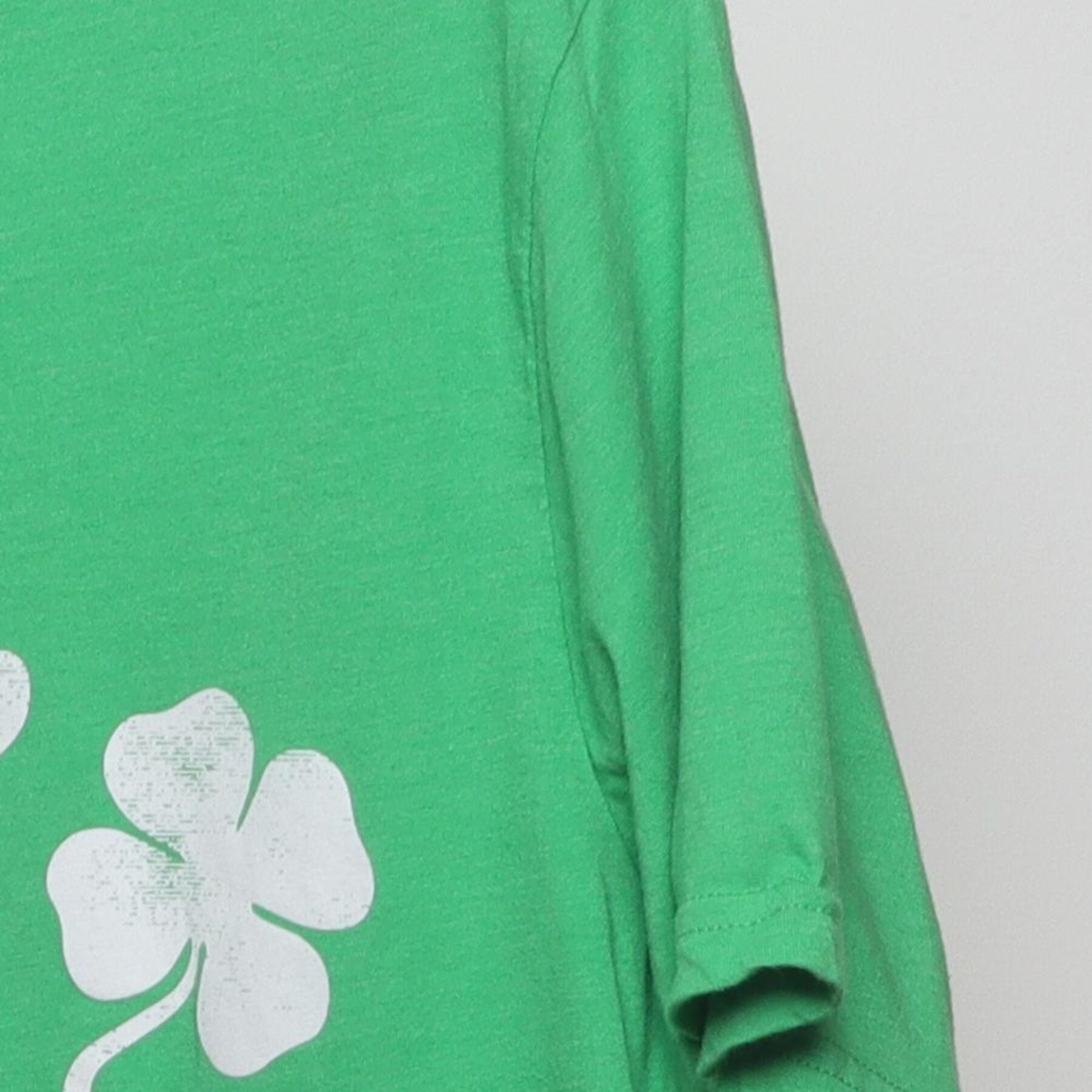 Close-up of the Right sleeve on the Vintage Y2K Mad Engine "I'm Feelin' Lucky" T-Shirt - L