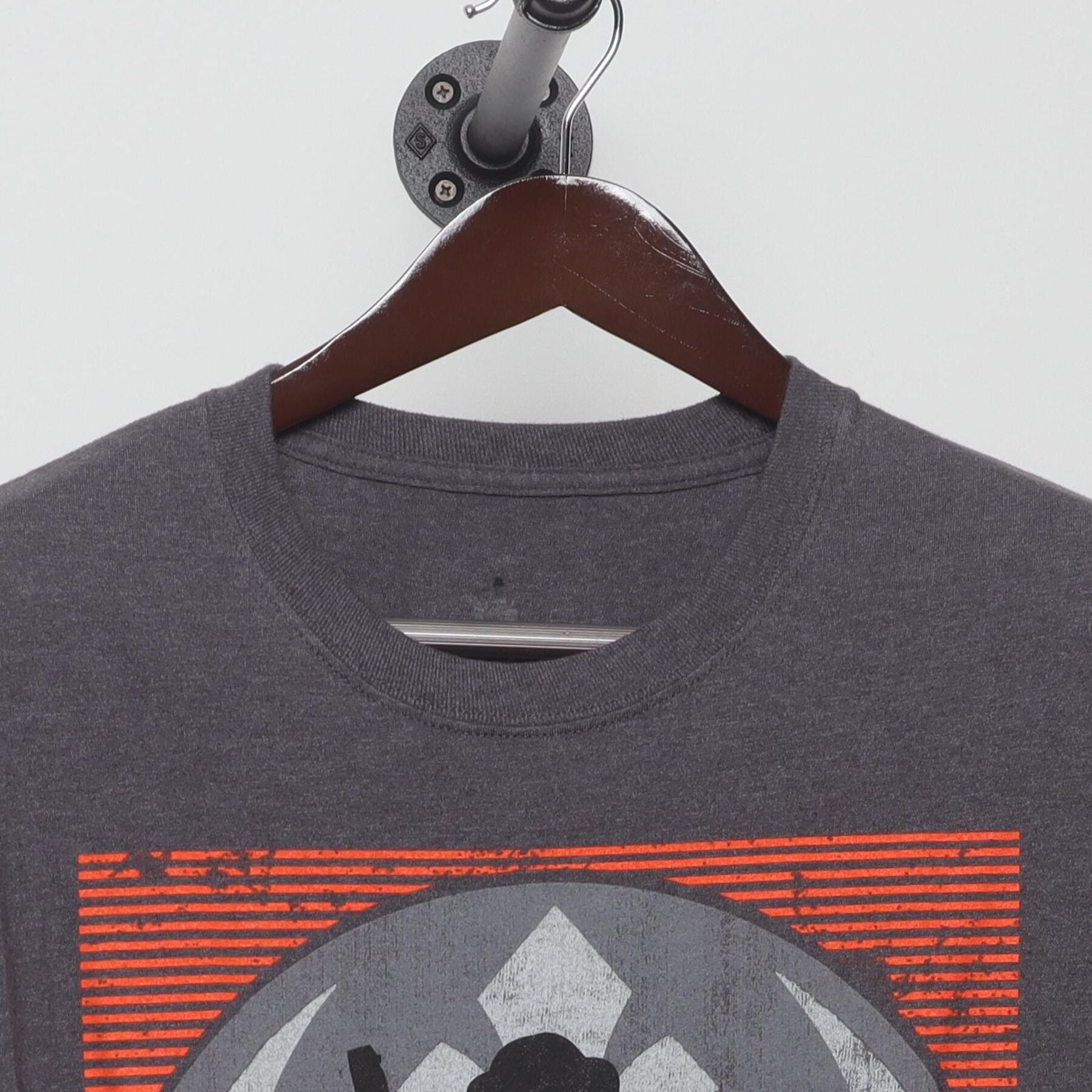 Close-up of the collar and tag on the Vintage Y2K Star Wars "I Love You" Princess Leia T-Shirt - M
