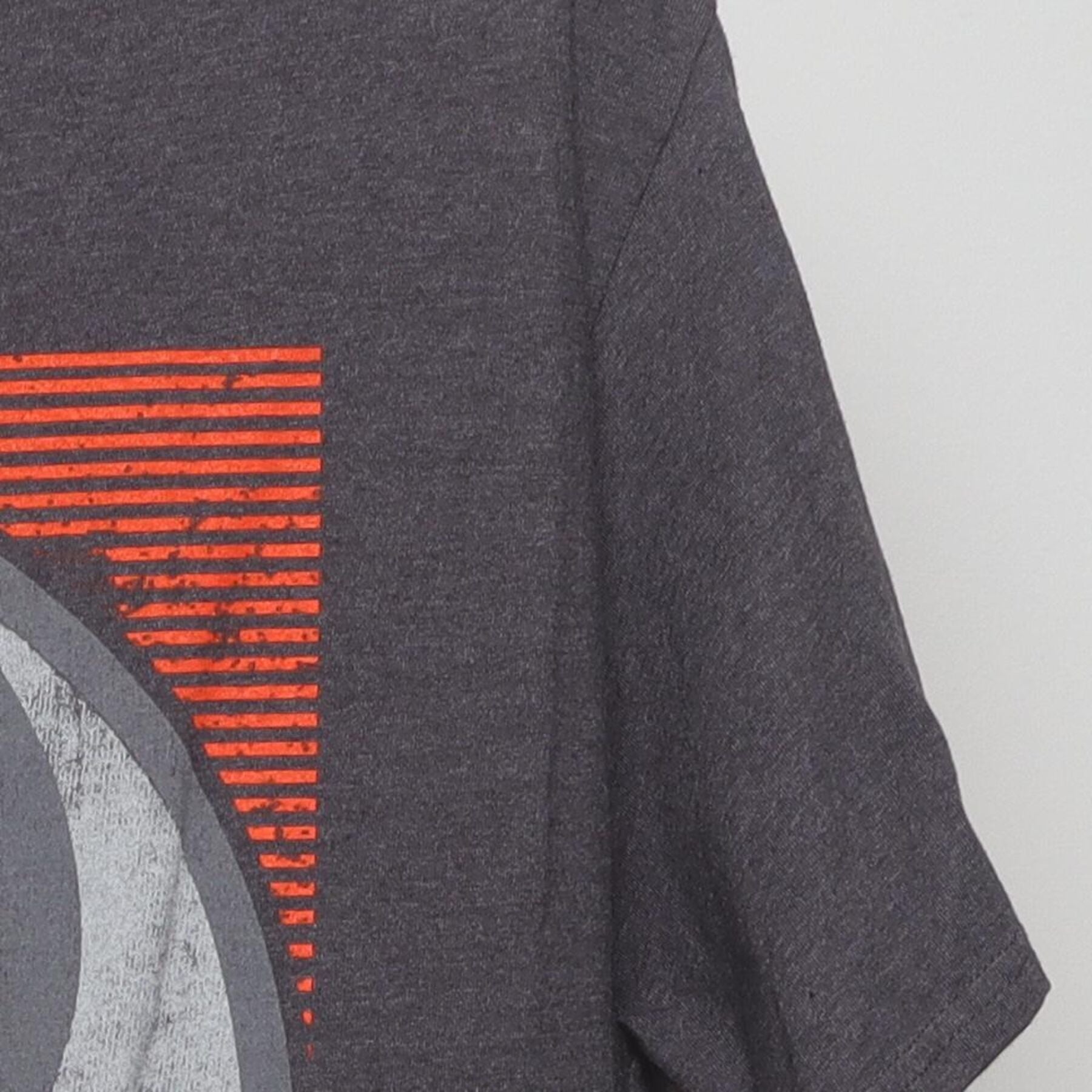 Close-up of the Right sleeve on the Vintage Y2K Star Wars "I Love You" Princess Leia T-Shirt - M