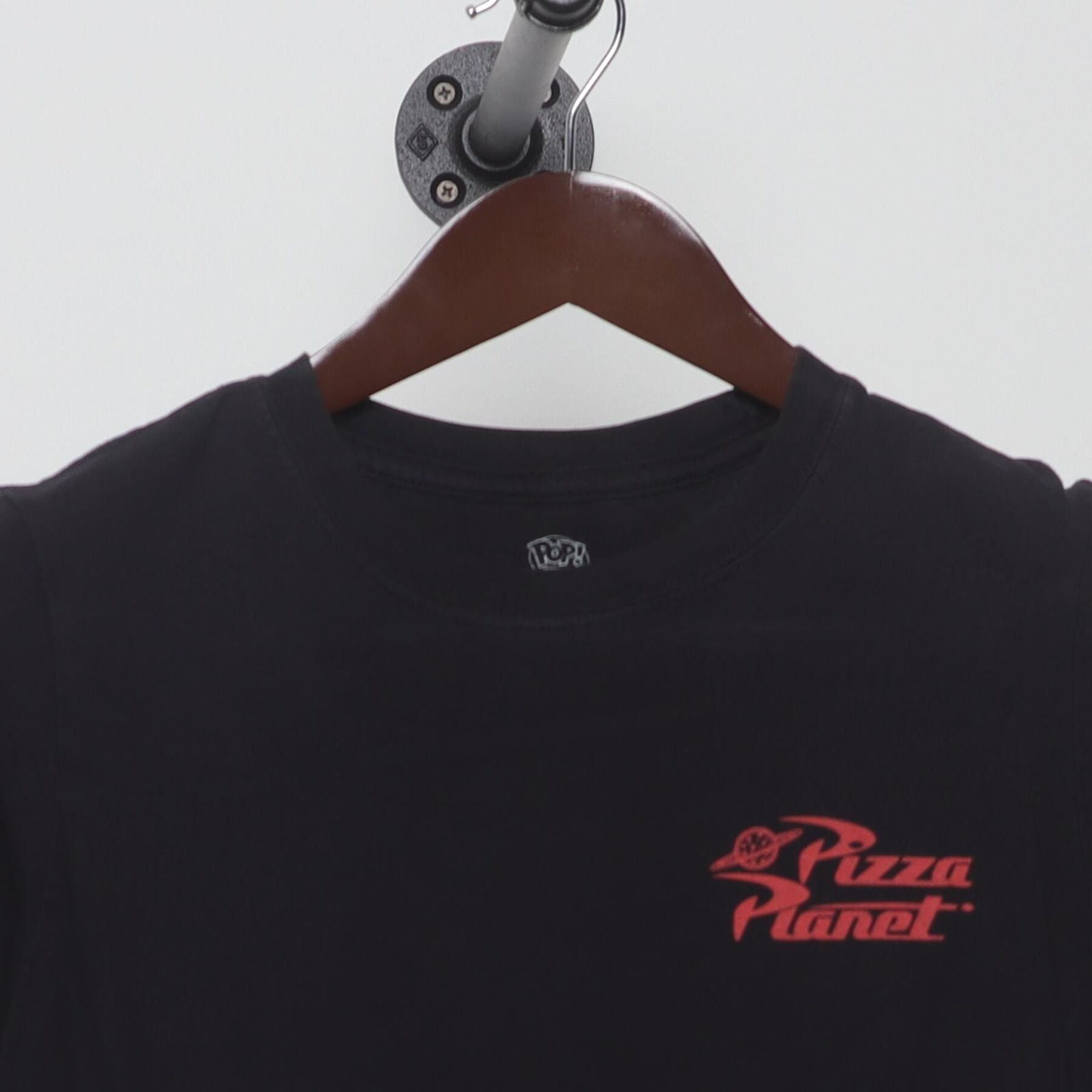 Close-up of the collar and tag on the Vintage Y2K Disney / Pixar "Pizza Planet The Claw" T-Shirt - S