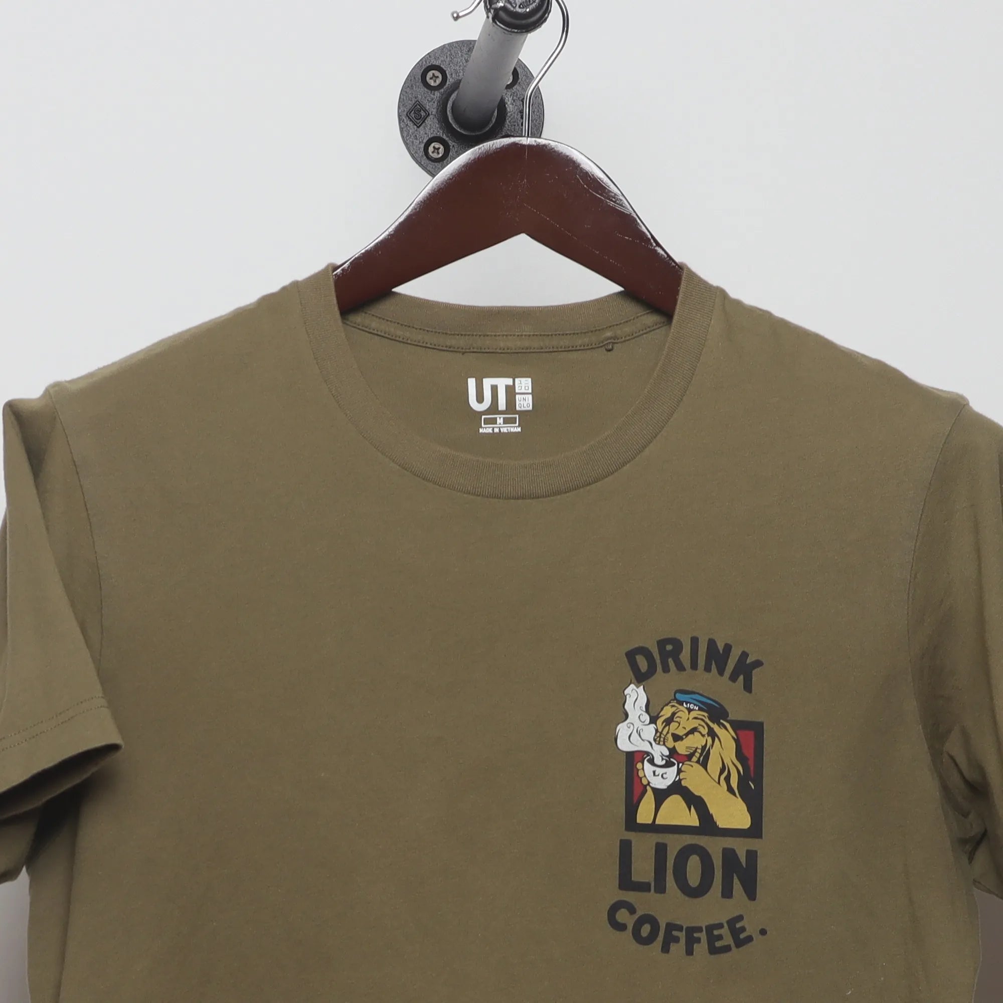 Close-up of the collar and tag on the Vintage-Style Uniqlo UT Lion Coffee Graphic T-Shirt M