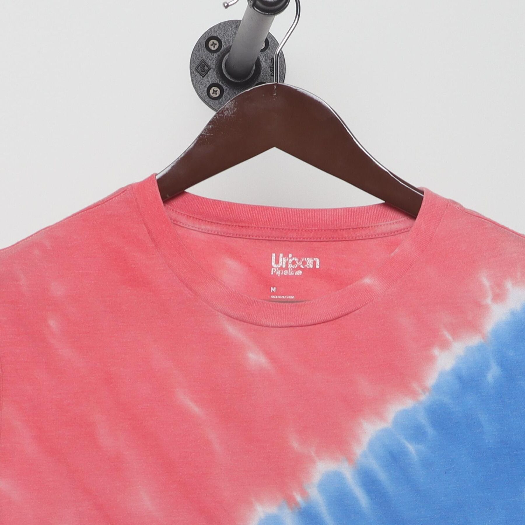 Close-up of the collar and tag on the Vintage Y2K Urban Pipeline "Red White & Blue Diagonal Tie-Dye" T-Shirt - M