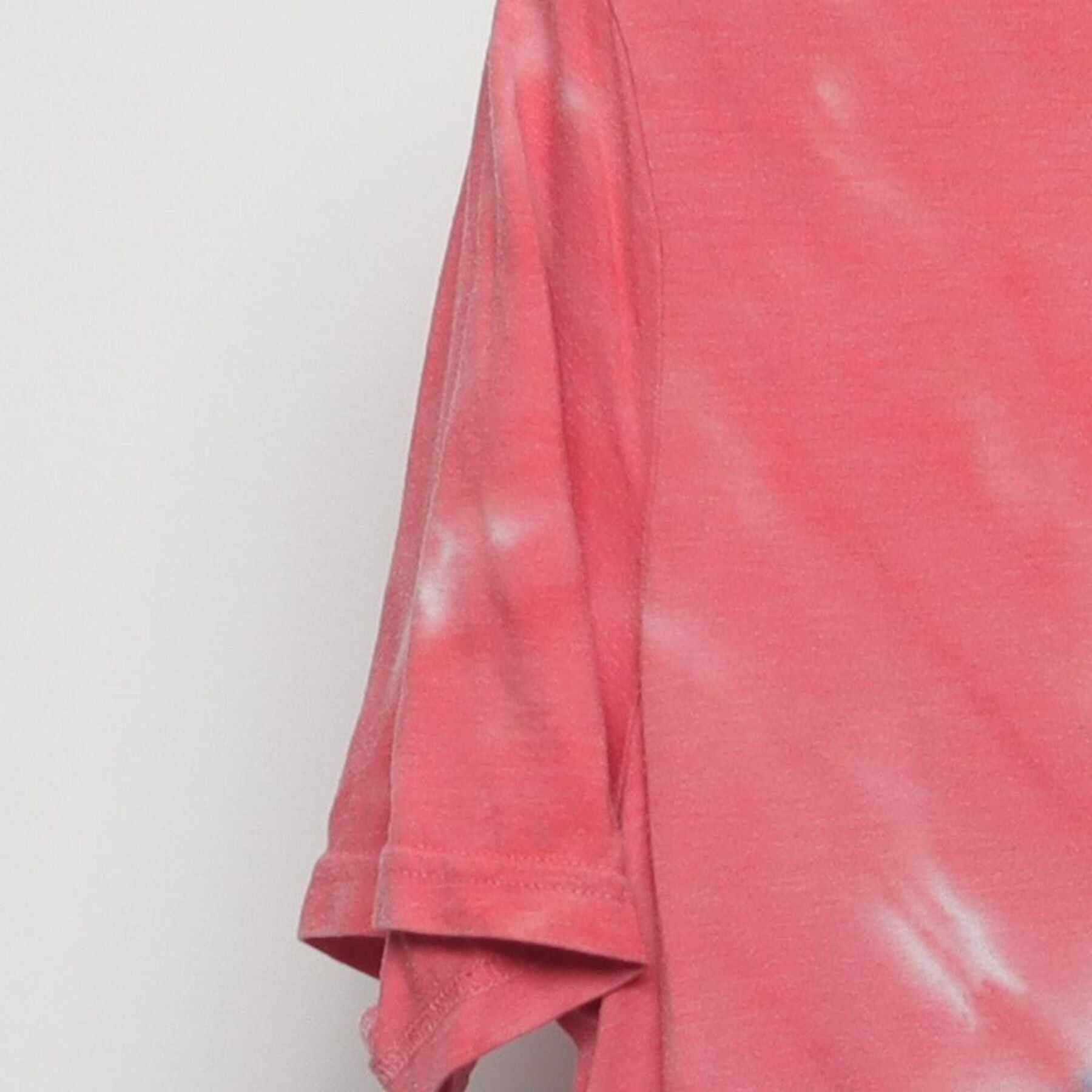 Close-up of the Left sleeve on the Vintage Y2K Urban Pipeline "Red White & Blue Diagonal Tie-Dye" T-Shirt - M
