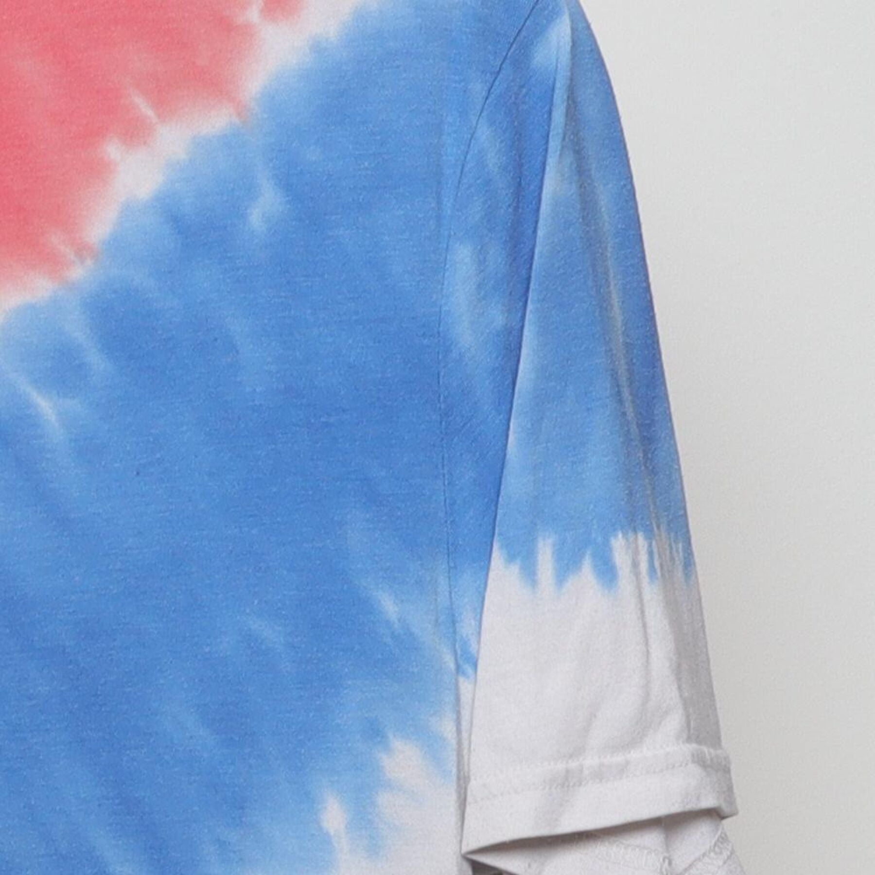 Close-up of the Right sleeve on the Vintage Y2K Urban Pipeline "Red White & Blue Diagonal Tie-Dye" T-Shirt - M