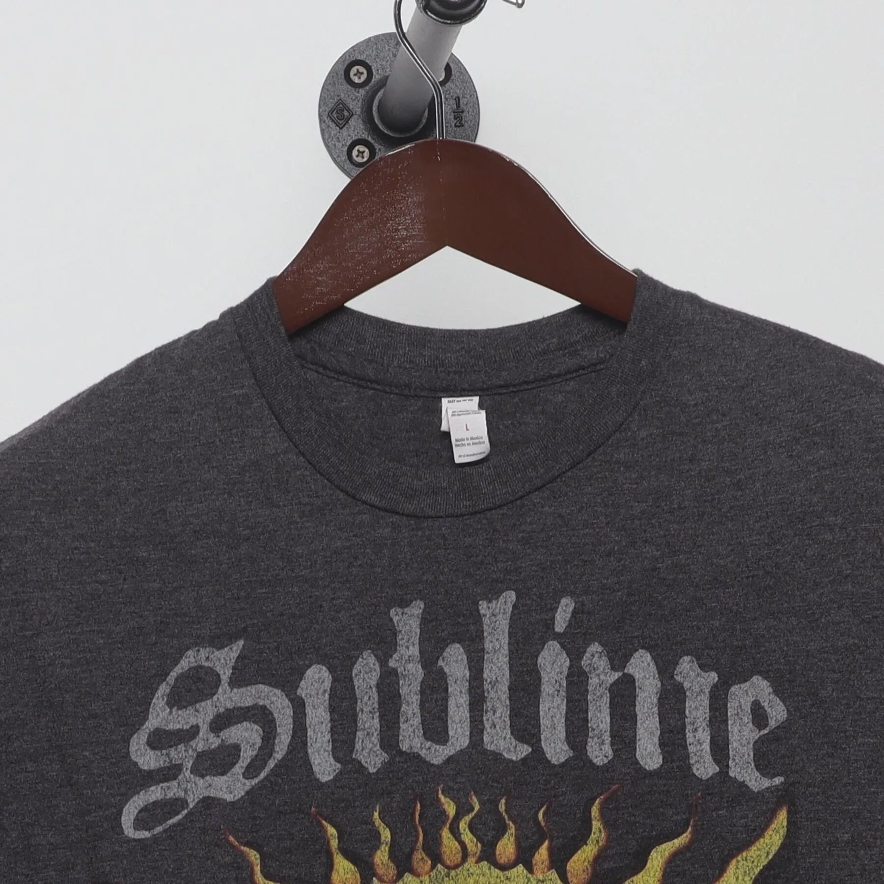 Close-up of the collar and tag on the Vintage Y2K Sublime "40oz. to Freedom Sun" T-Shirt - M
