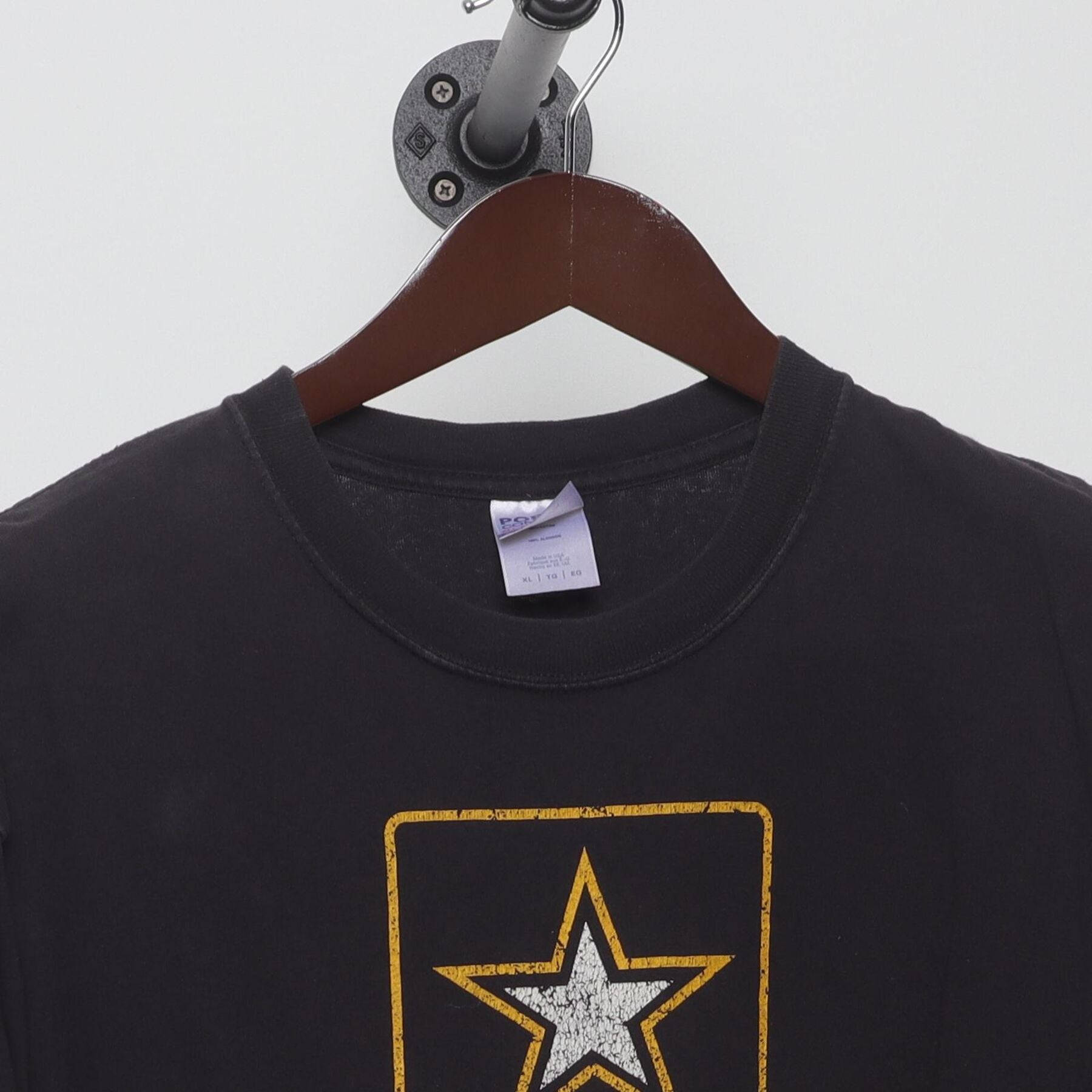Close-up of the collar and tag on the Vintage Y2K U.S. Army "Army Star Logo" T-Shirt - L
