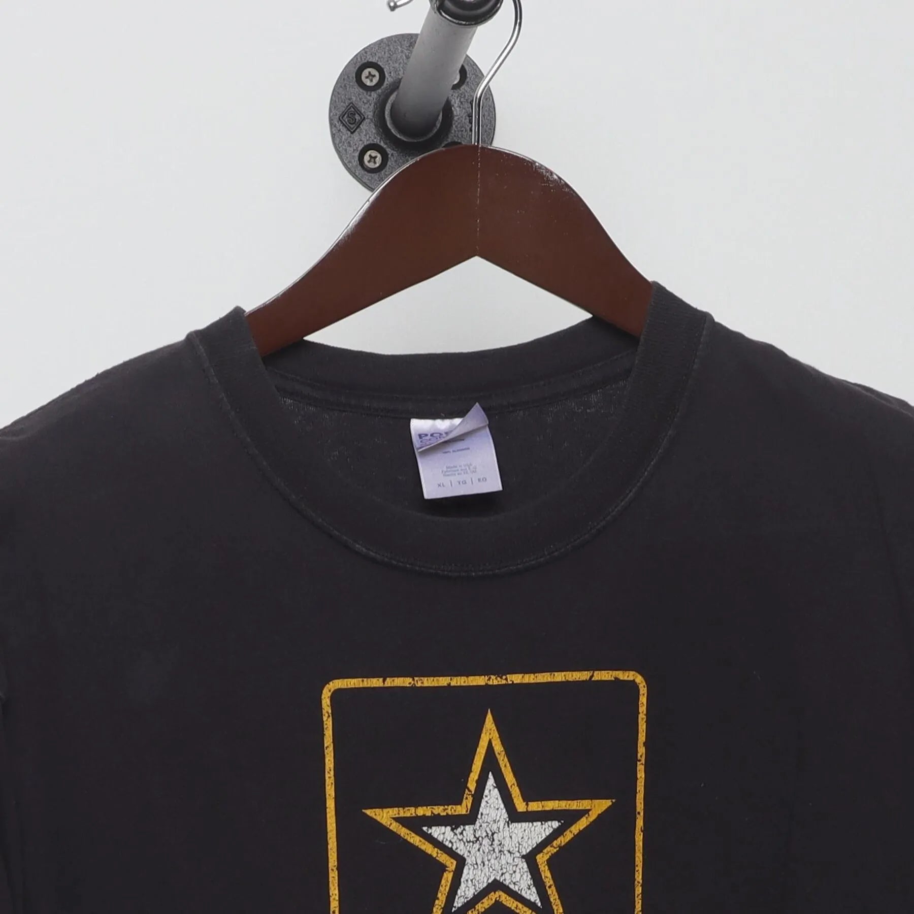 Close-up of the collar and tag on the Vintage Y2K U.S. Army "Army Star Logo" T-Shirt - L