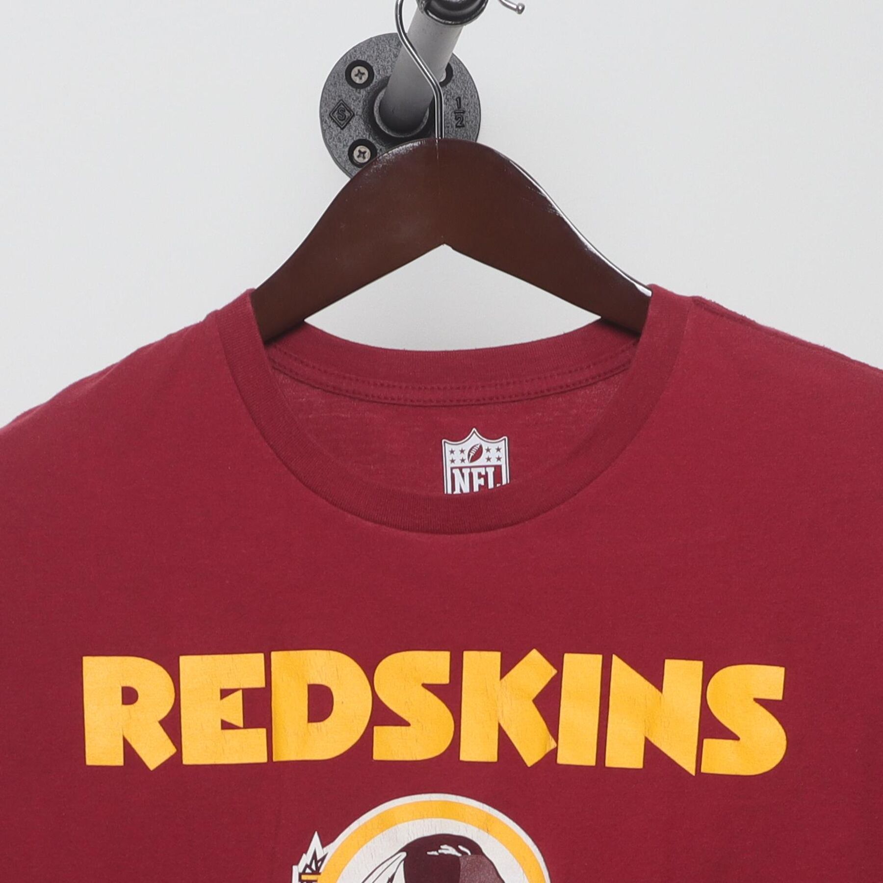 Close-up of the collar and tag on the Vintage Y2K Washington Redskins "NFL Football Logo" T-Shirt - M