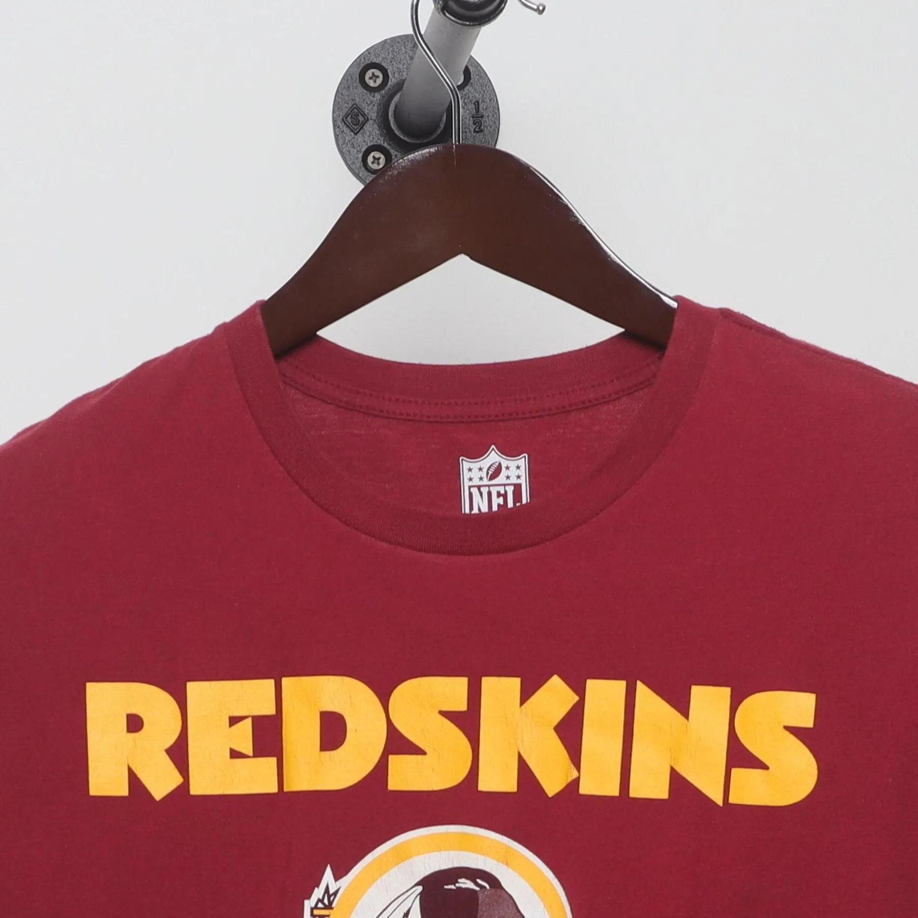 Close-up of the collar and tag on the Vintage Y2K Washington Redskins "NFL Football Logo" T-Shirt - M