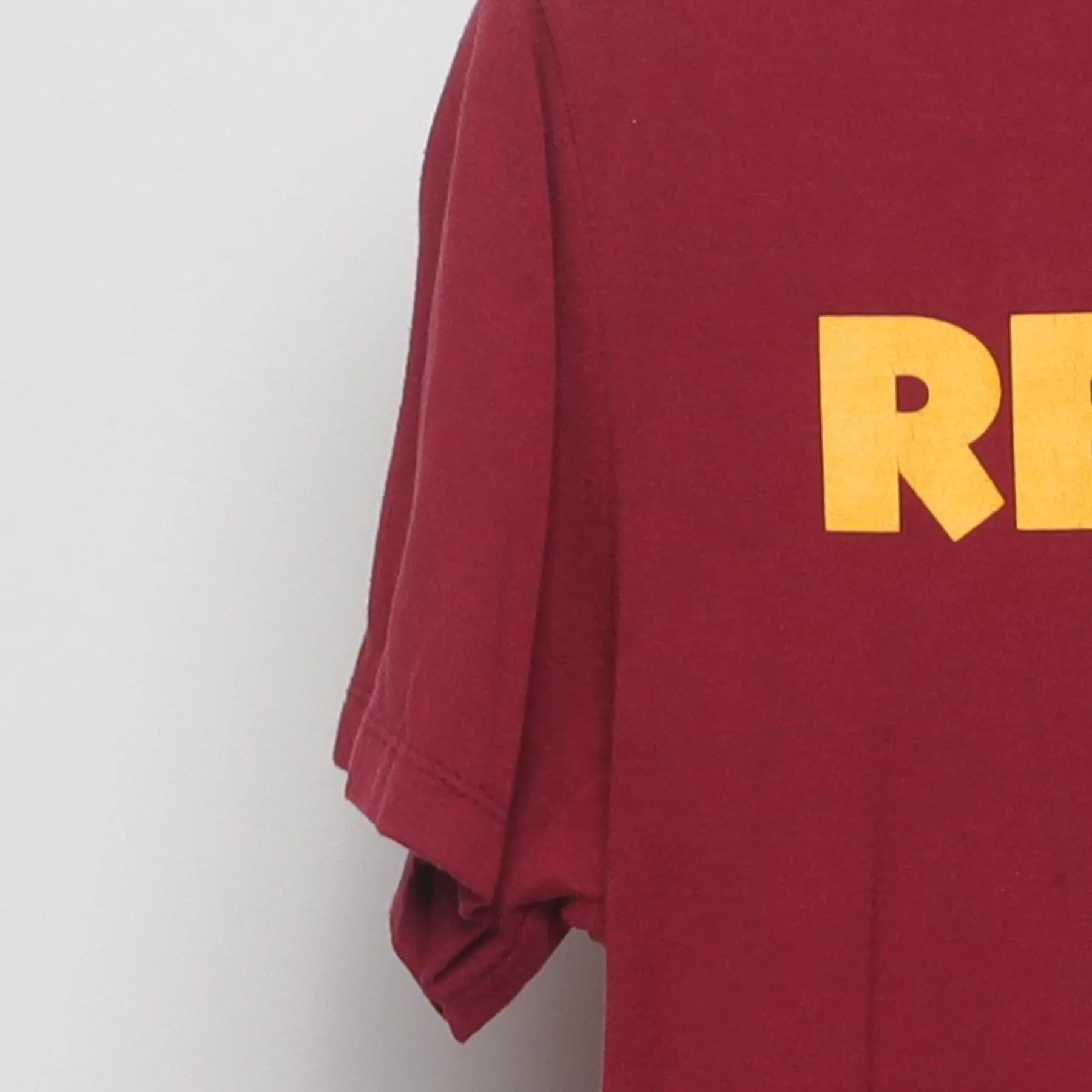 Close-up of the Left sleeve on the Vintage Y2K Washington Redskins "NFL Football Logo" T-Shirt - M