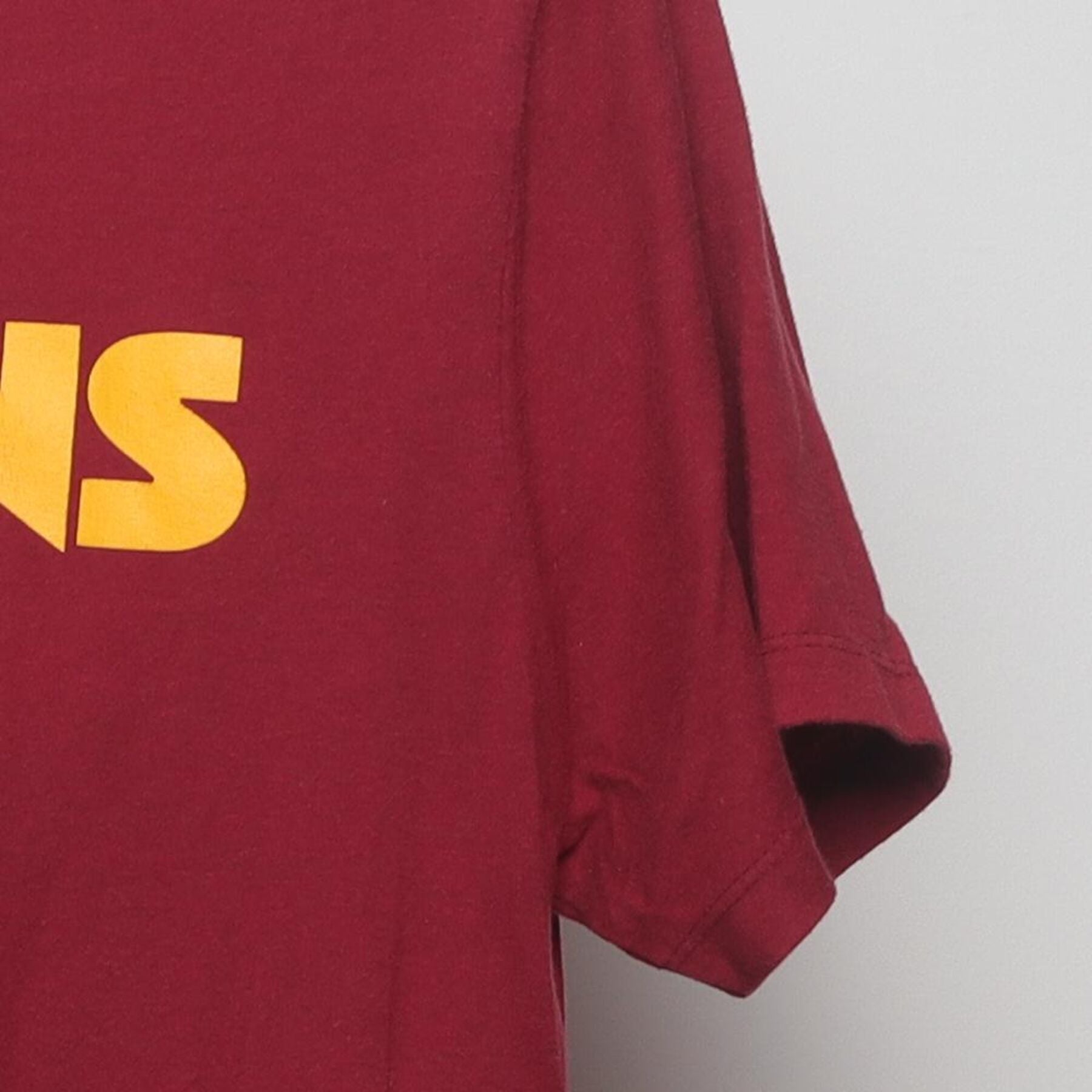 Close-up of the Right sleeve on the Vintage Y2K Washington Redskins "NFL Football Logo" T-Shirt - M