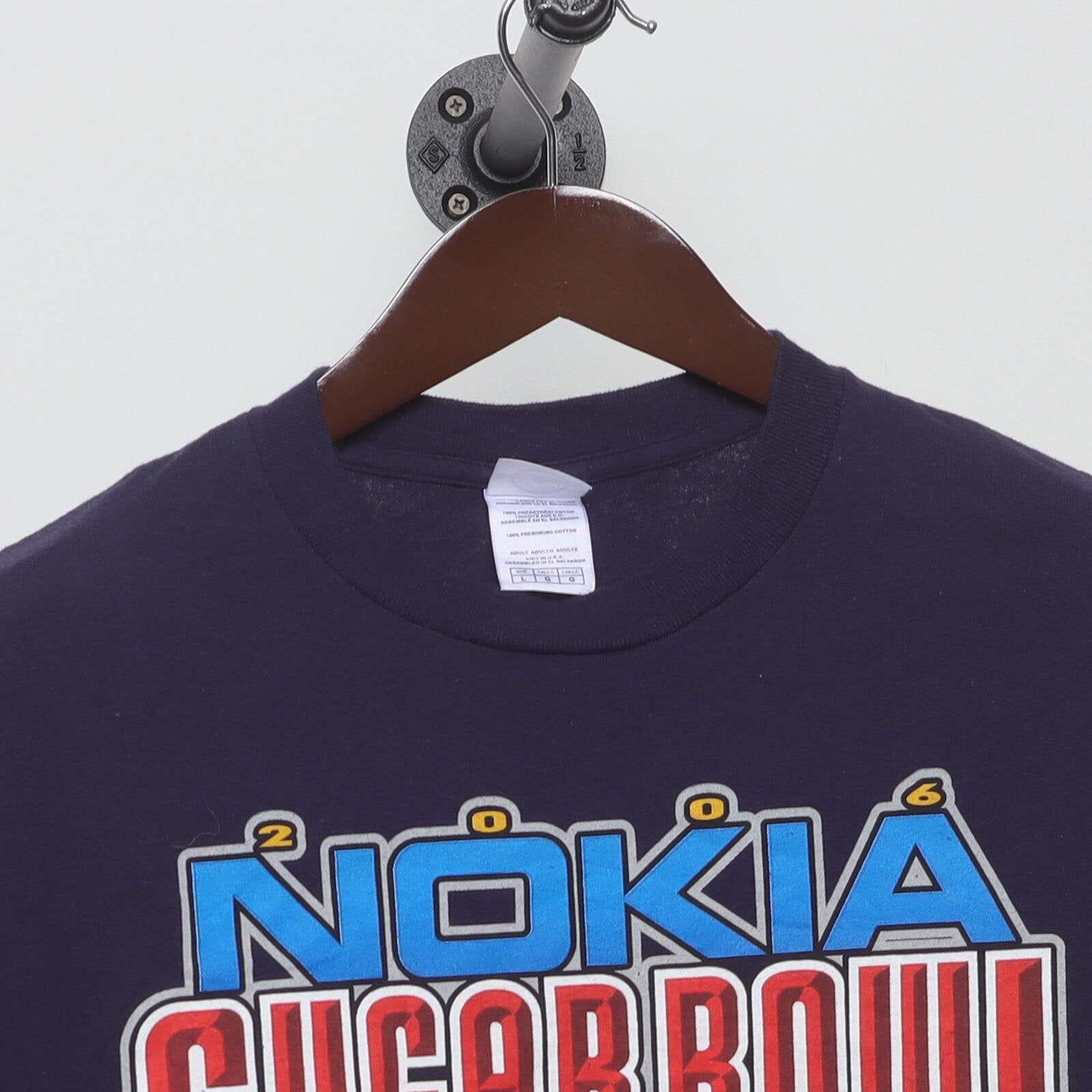 Close-up of the collar and tag on the Vintage Y2K 2006 Nokia Sugar Bowl "Georgia vs West Virginia" T-Shirt - L