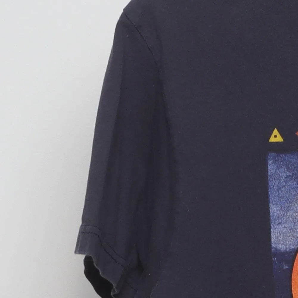 Close-up of the sleeve on the Vintage Y2K Anvil "Celestial Sun & Moon" T-Shirt - L