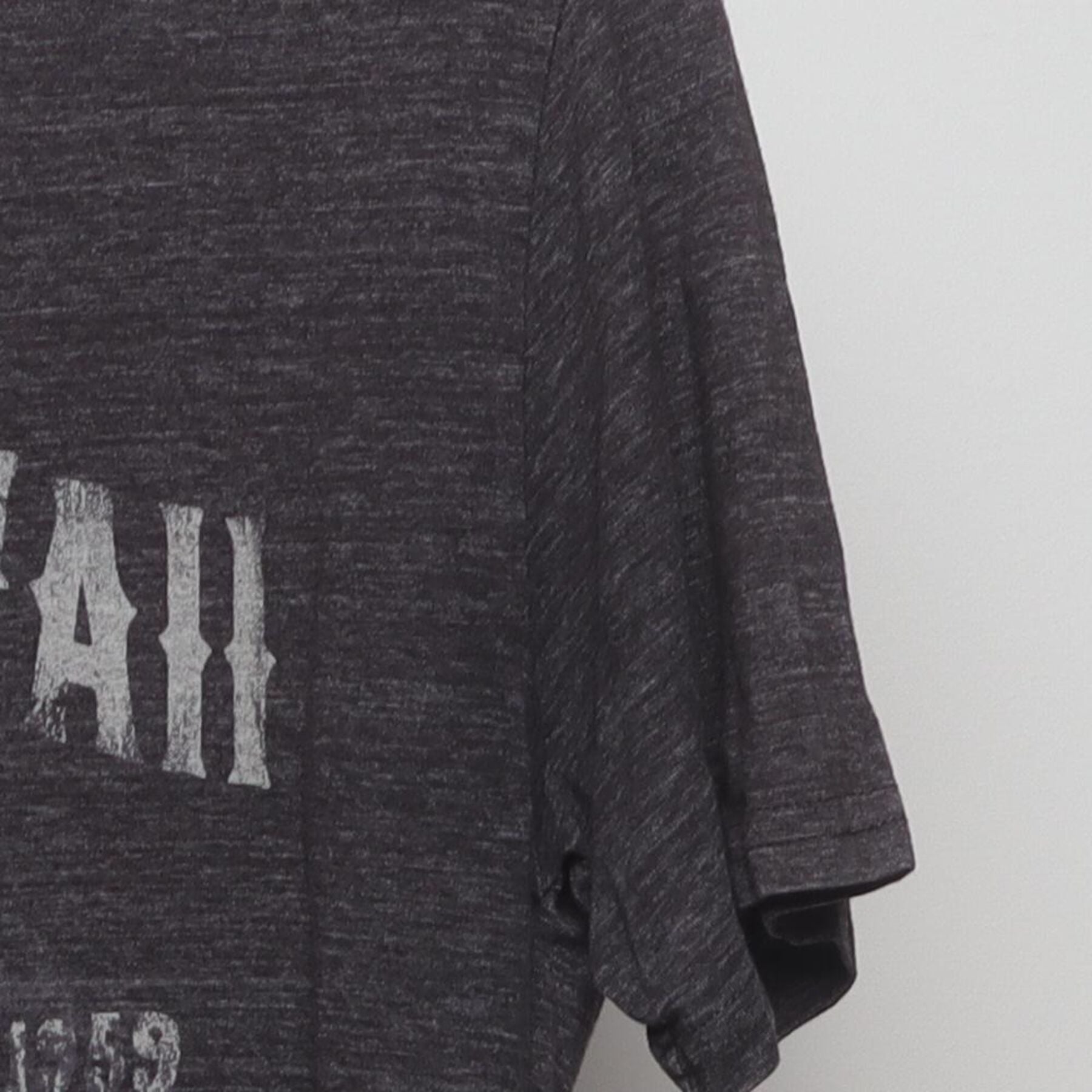 Close-up of the Right sleeve on the Vintage Y2K Maui Hawaii "Pacific Islands" T-Shirt - S