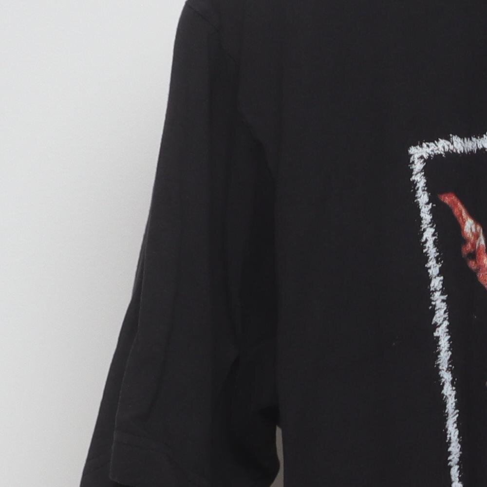 Close-up of the sleeve on the Vintage Y2K Bob Marley "Live Performance" T-Shirt - M