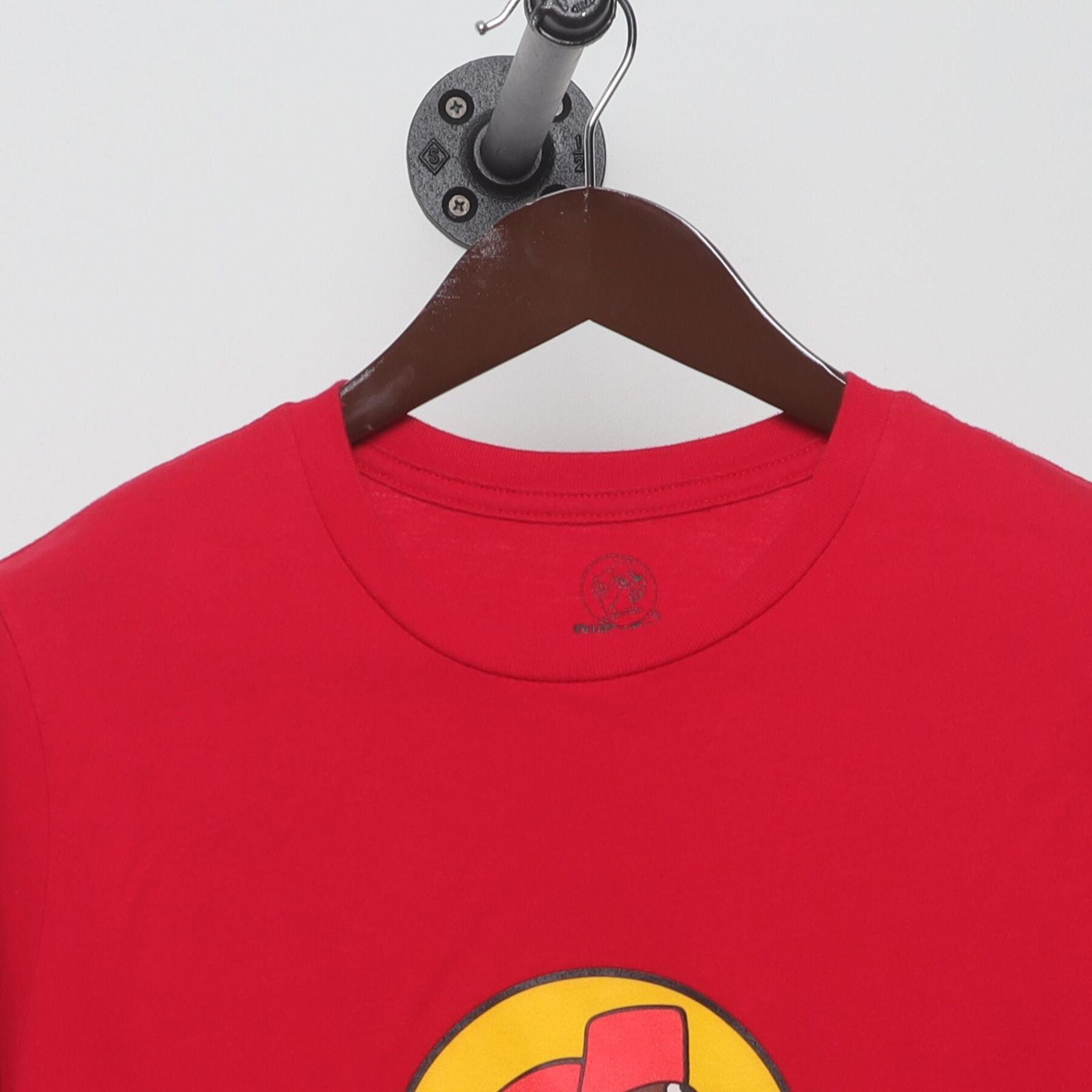 Close-up of the collar and tag on the Vintage Y2K Buc-ee's "Beaver Logo" T-Shirt - S