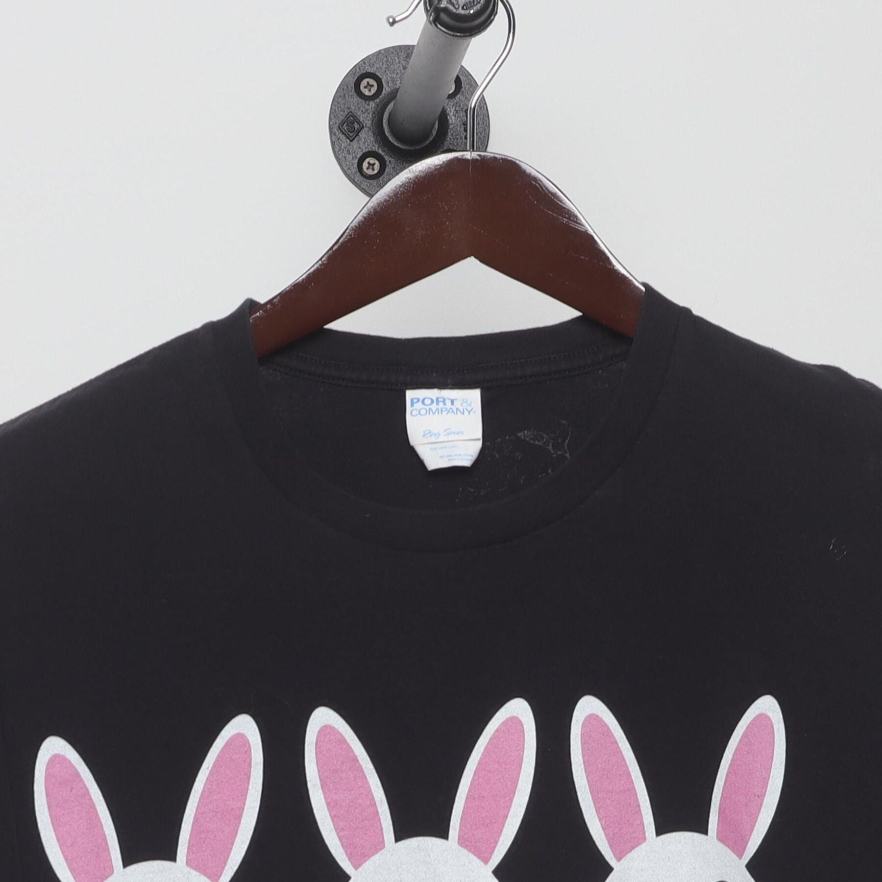 Close-up of the collar and tag on the Vintage Y2K Gildan "Bunny Emojis" T-Shirt - S