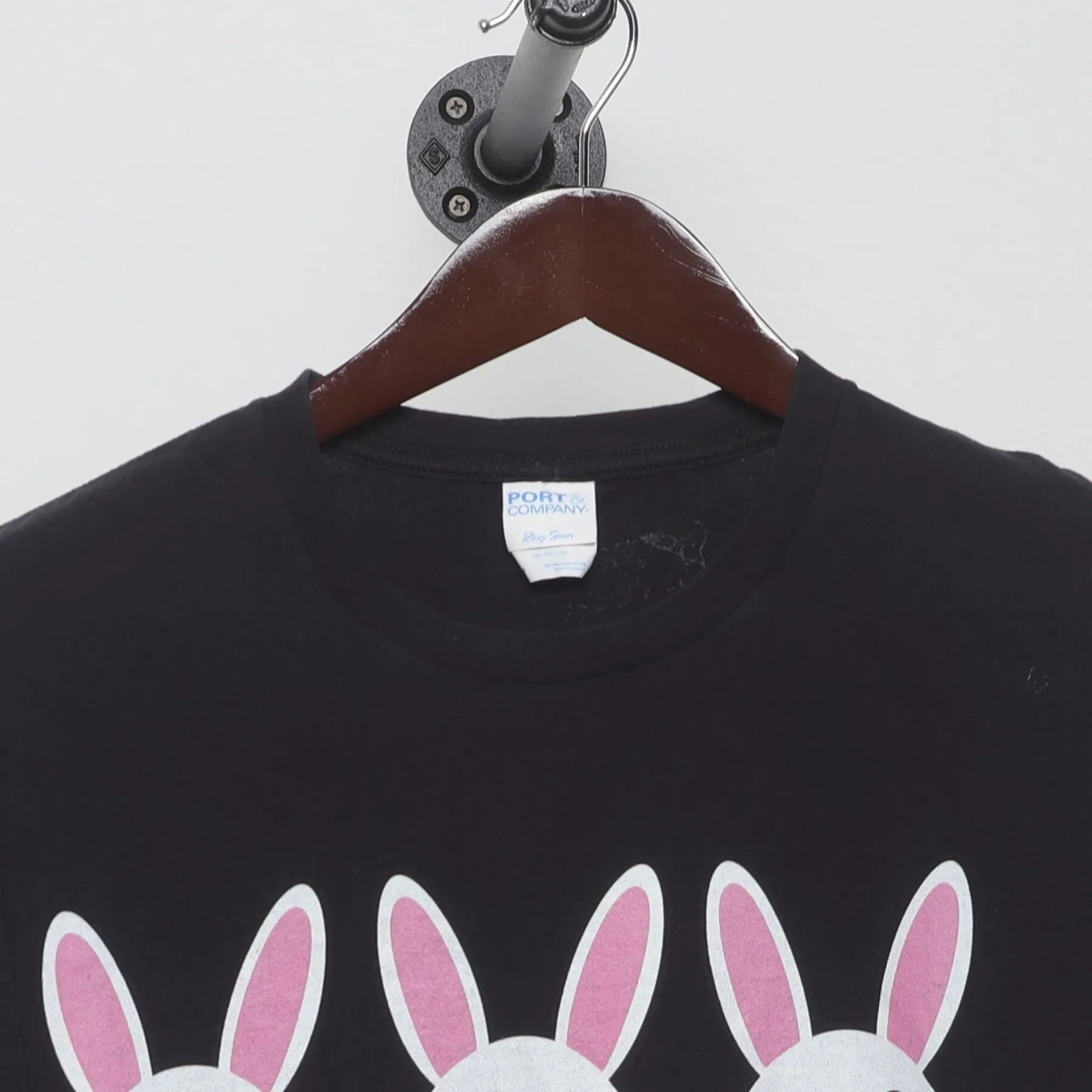 Close-up of the collar and tag on the Vintage Y2K Gildan "Bunny Emojis" T-Shirt - S