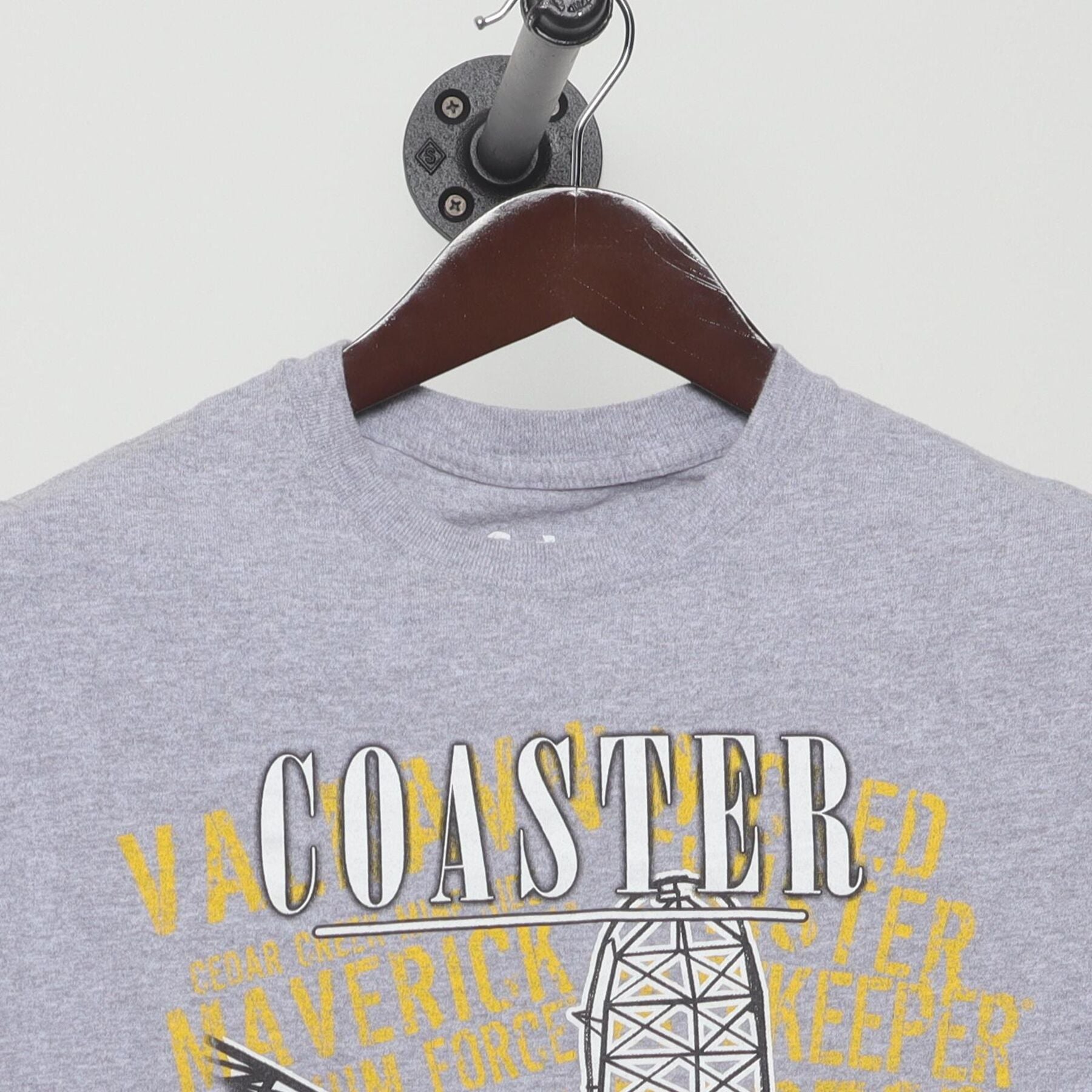 Close-up of the collar and tag on the Vintage Y2K Cedar Point "Top Thrill Dragster Coaster Fanatic" T-Shirt - S