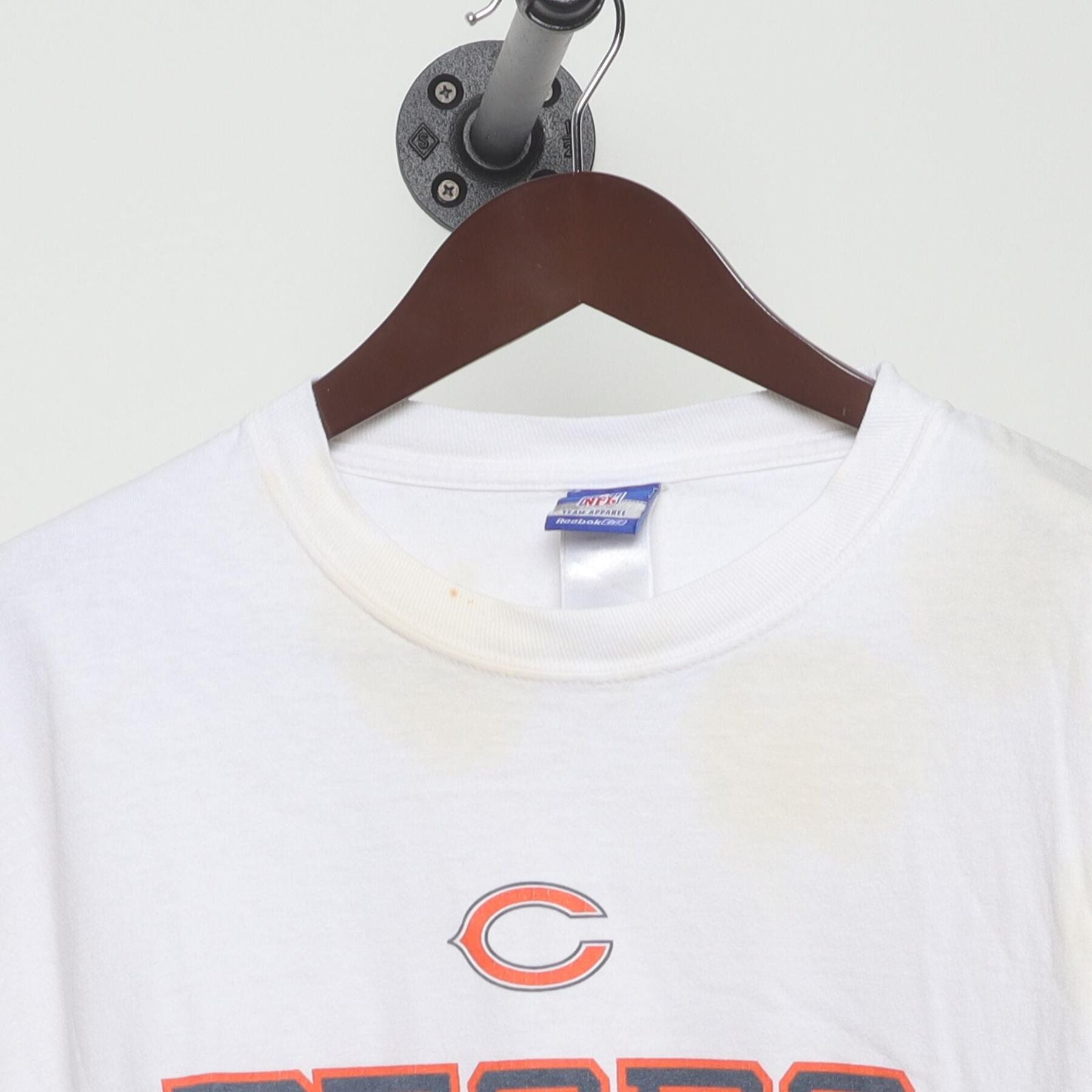 Close-up of the collar and tag on the Vintage Y2K Chicago Bears "Bears Football" T-Shirt - XXL