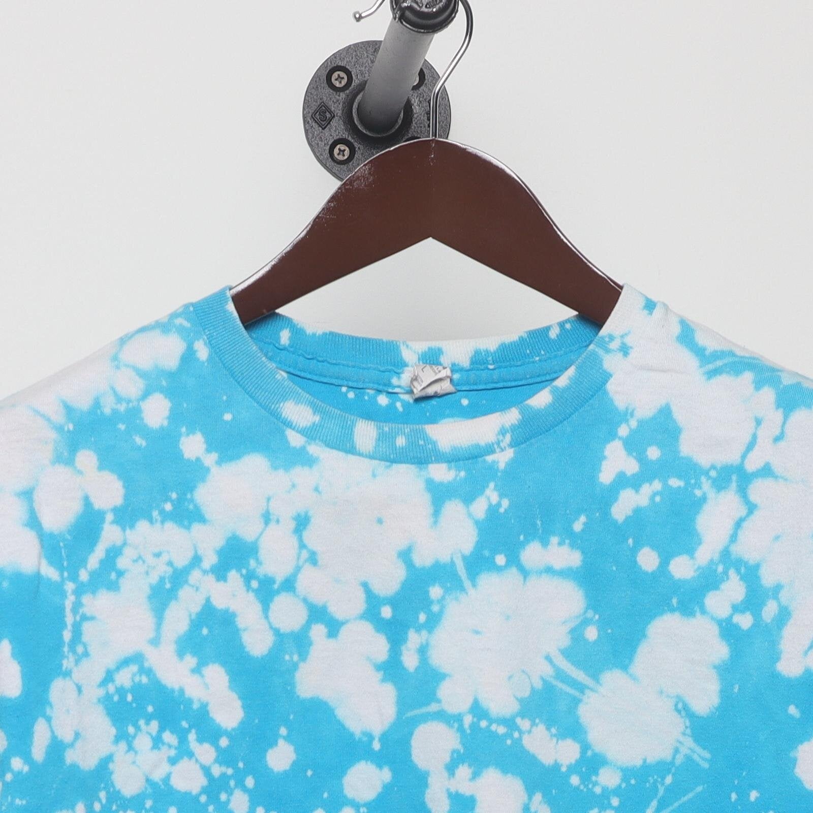 Close-up of the collar and tag on the Vintage Y2K Custom "Splatter Bleach Dye" T-Shirt - M