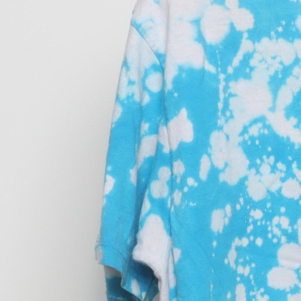 Close-up of the sleeve on the Vintage Y2K Custom "Splatter Bleach Dye" T-Shirt - M