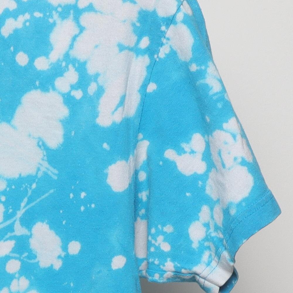 Close-up of the sleeve on the Vintage Y2K Custom "Splatter Bleach Dye" T-Shirt - M