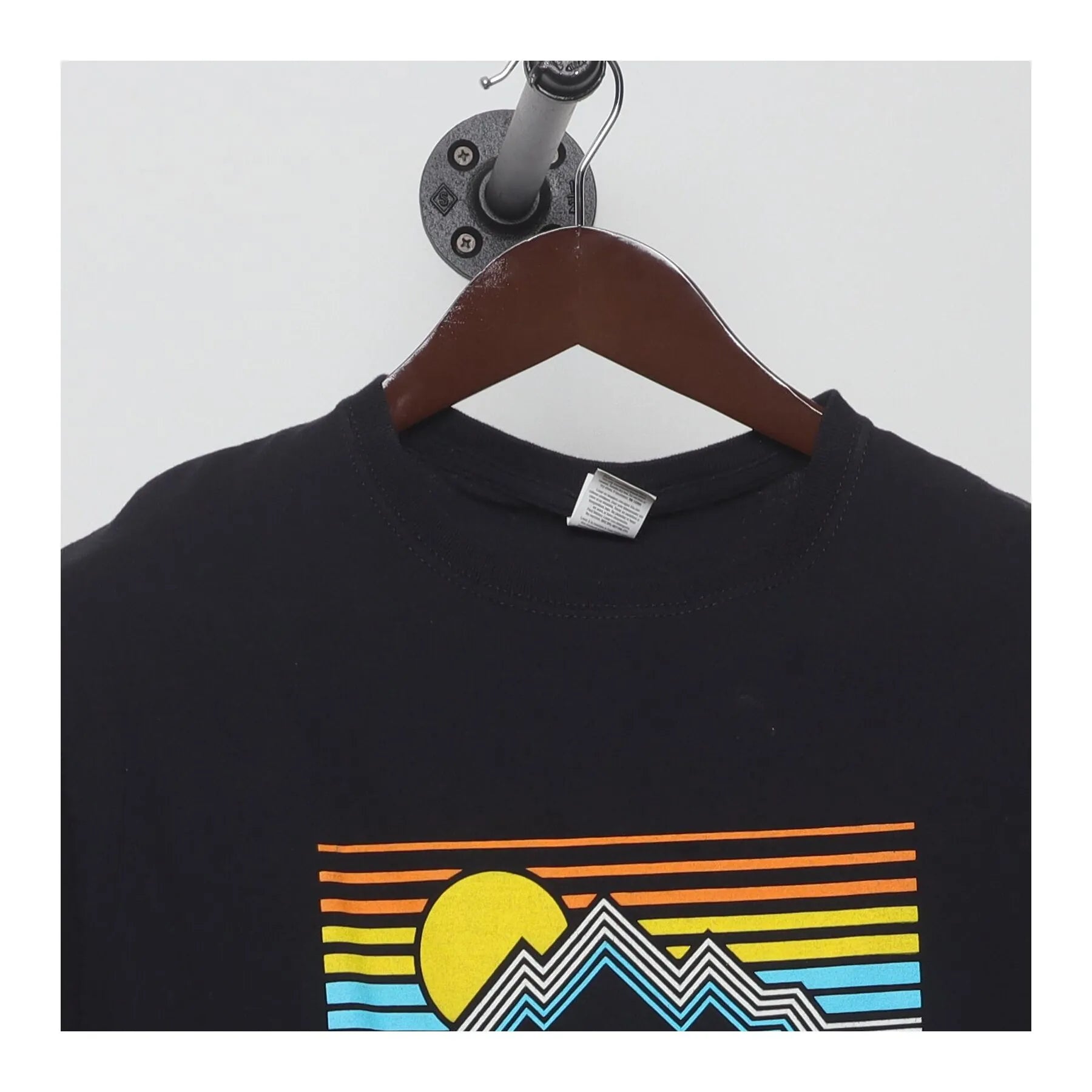 Close-up of the collar and tag on the Vintage Y2K DARE "Mountain Sunset" T-Shirt - S