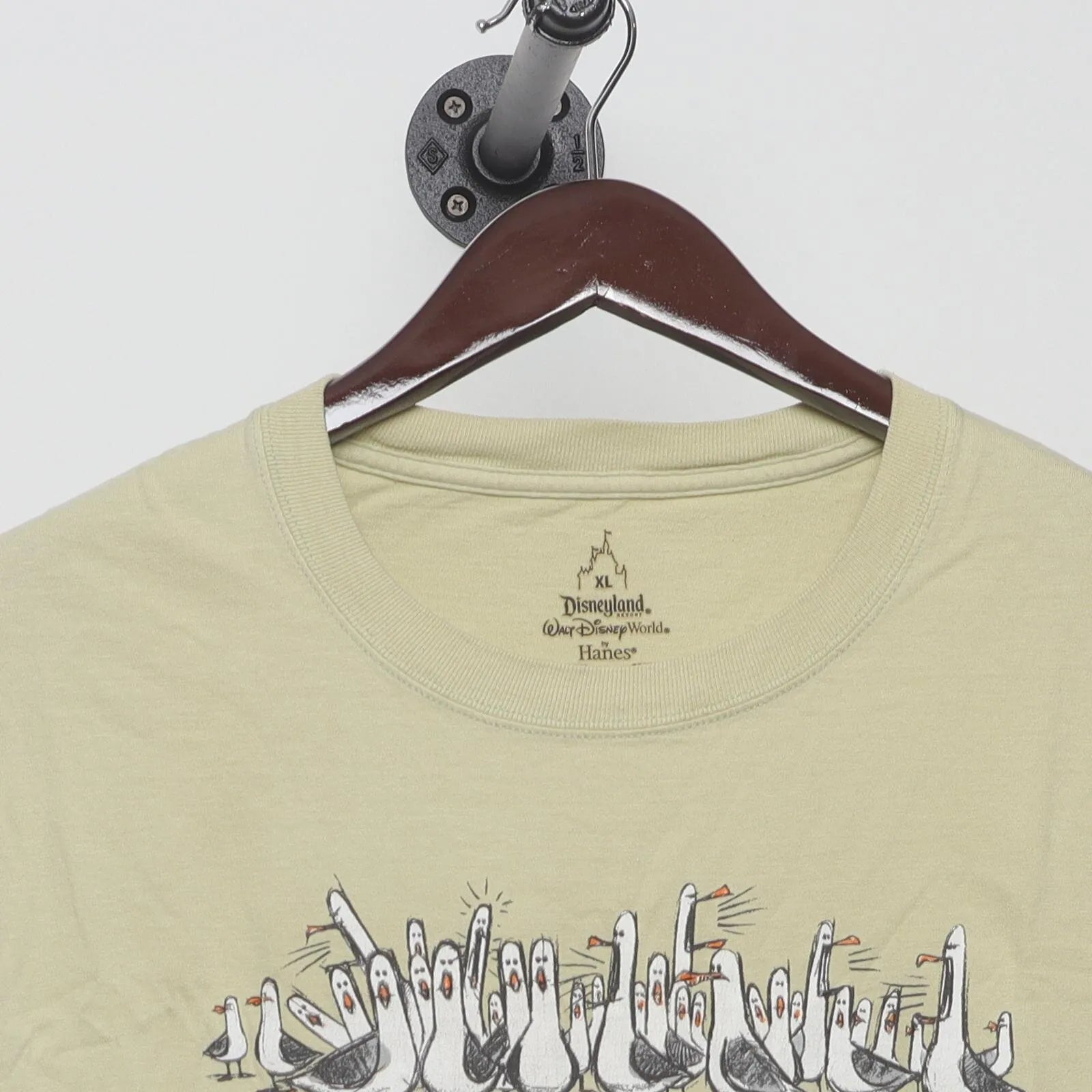 Close-up of the collar and tag on the Vintage Y2K Disney / Pixar "Finding Nemo Mine Mine" T-Shirt - XL