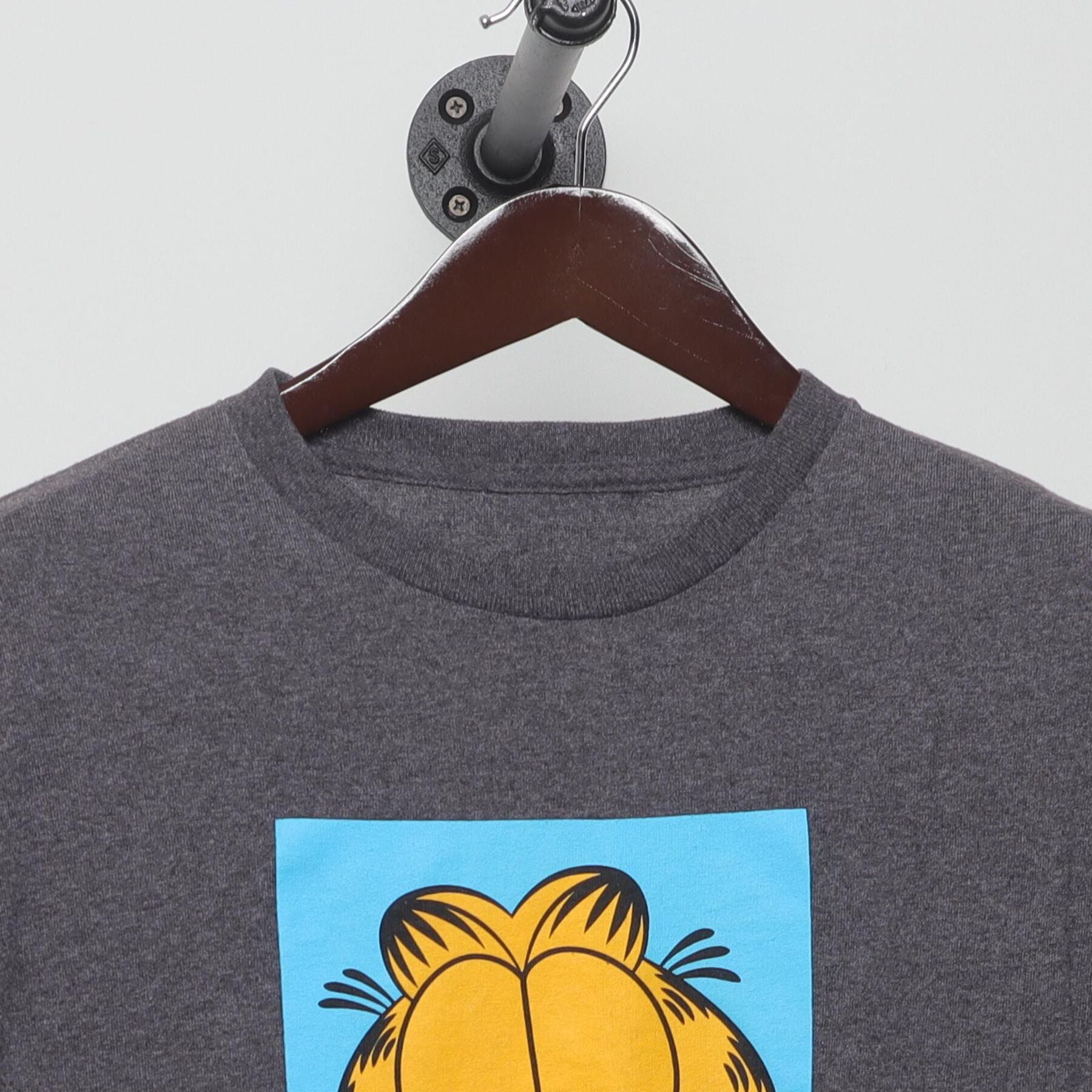 Close-up of the collar and tag on the Vintage Y2K Garfield "Meh." T-Shirt - M