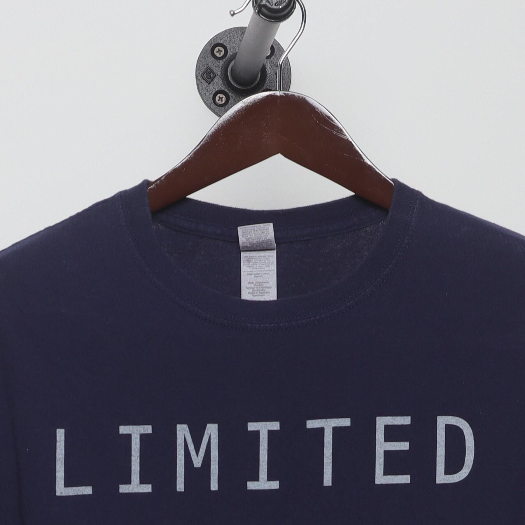Close-up of the collar and tag on the Vintage Y2K Gildan "Limited Edition" T-Shirt - M