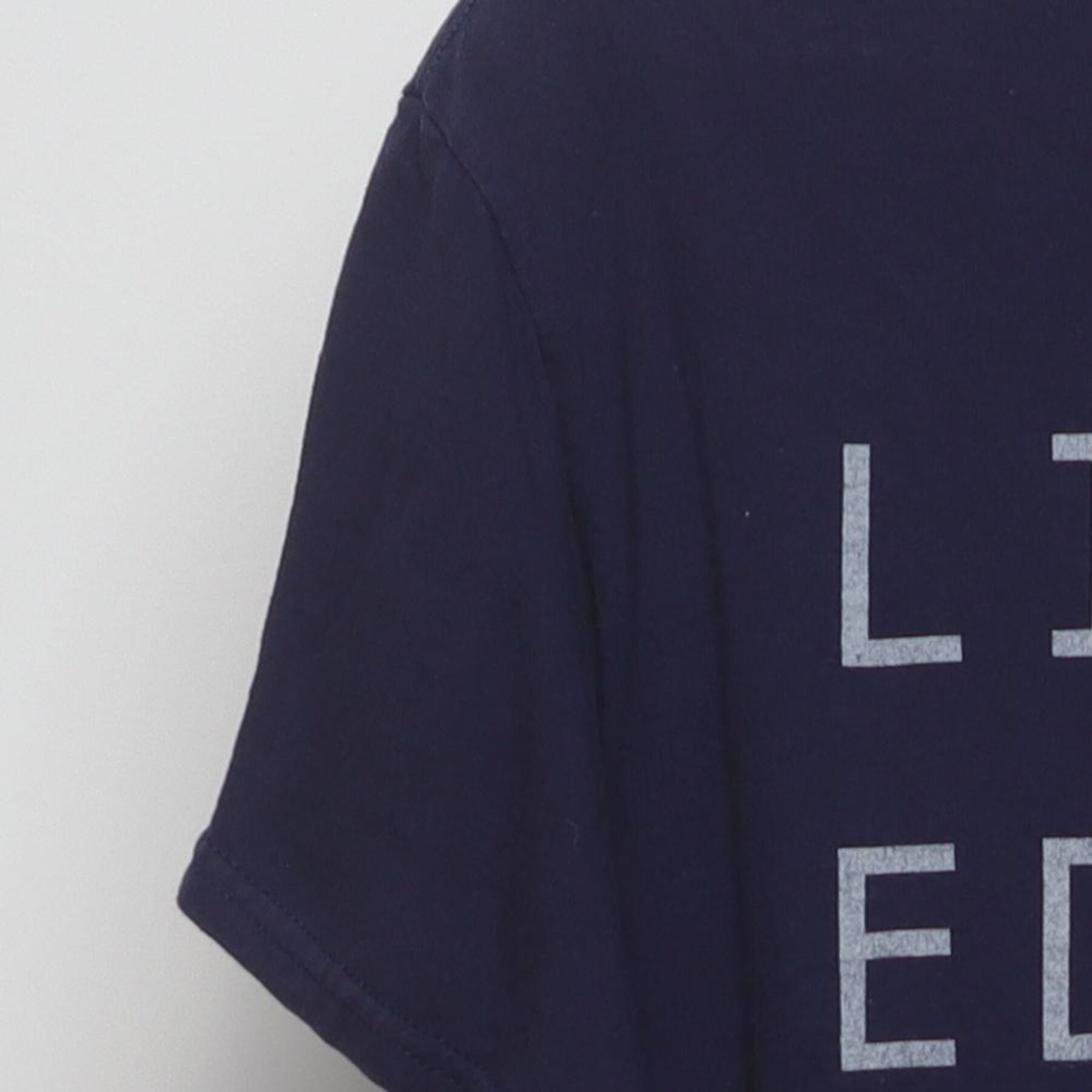 Close-up of the Left sleeve on the Vintage Y2K Gildan "Limited Edition" T-Shirt - M