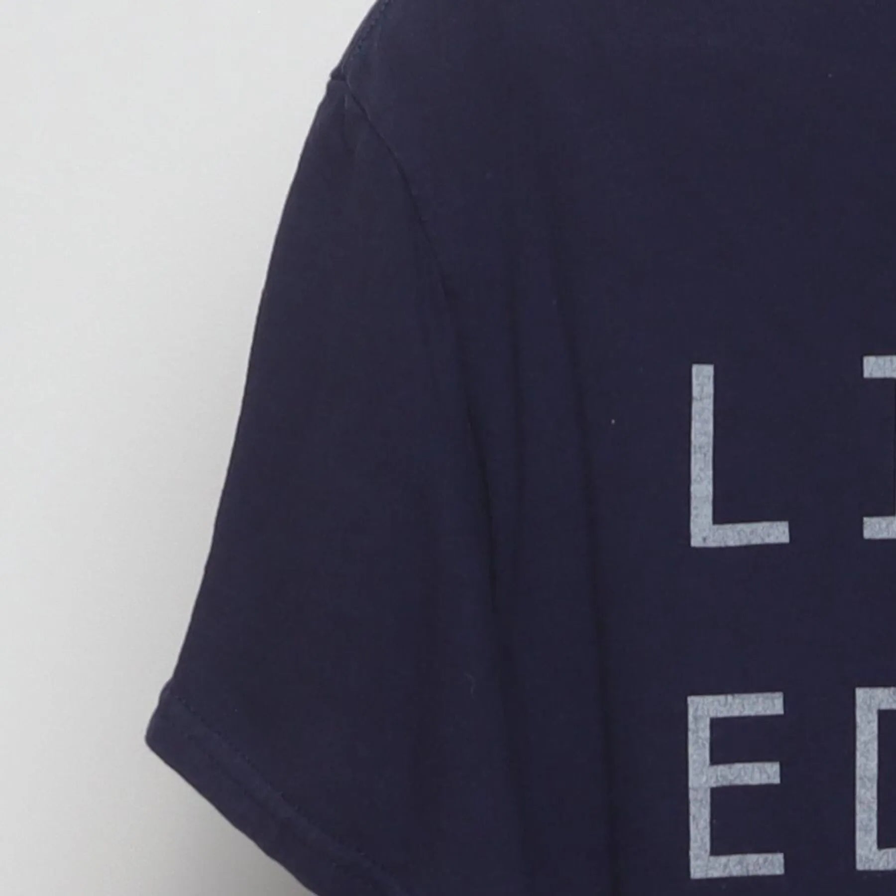 Close-up of the Left sleeve on the Vintage Y2K Gildan "Limited Edition" T-Shirt - M