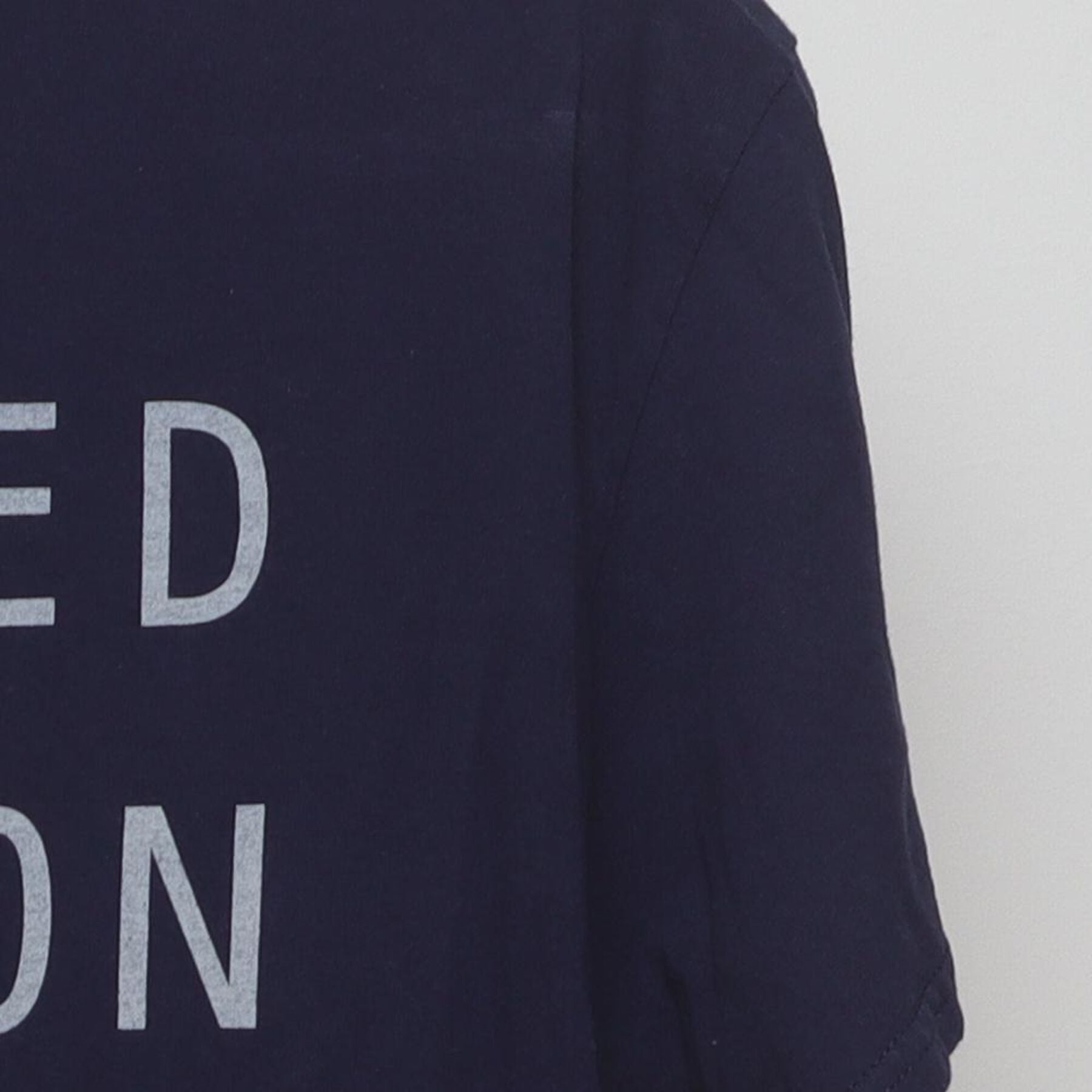 Close-up of the Right sleeve on the Vintage Y2K Gildan "Limited Edition" T-Shirt - M